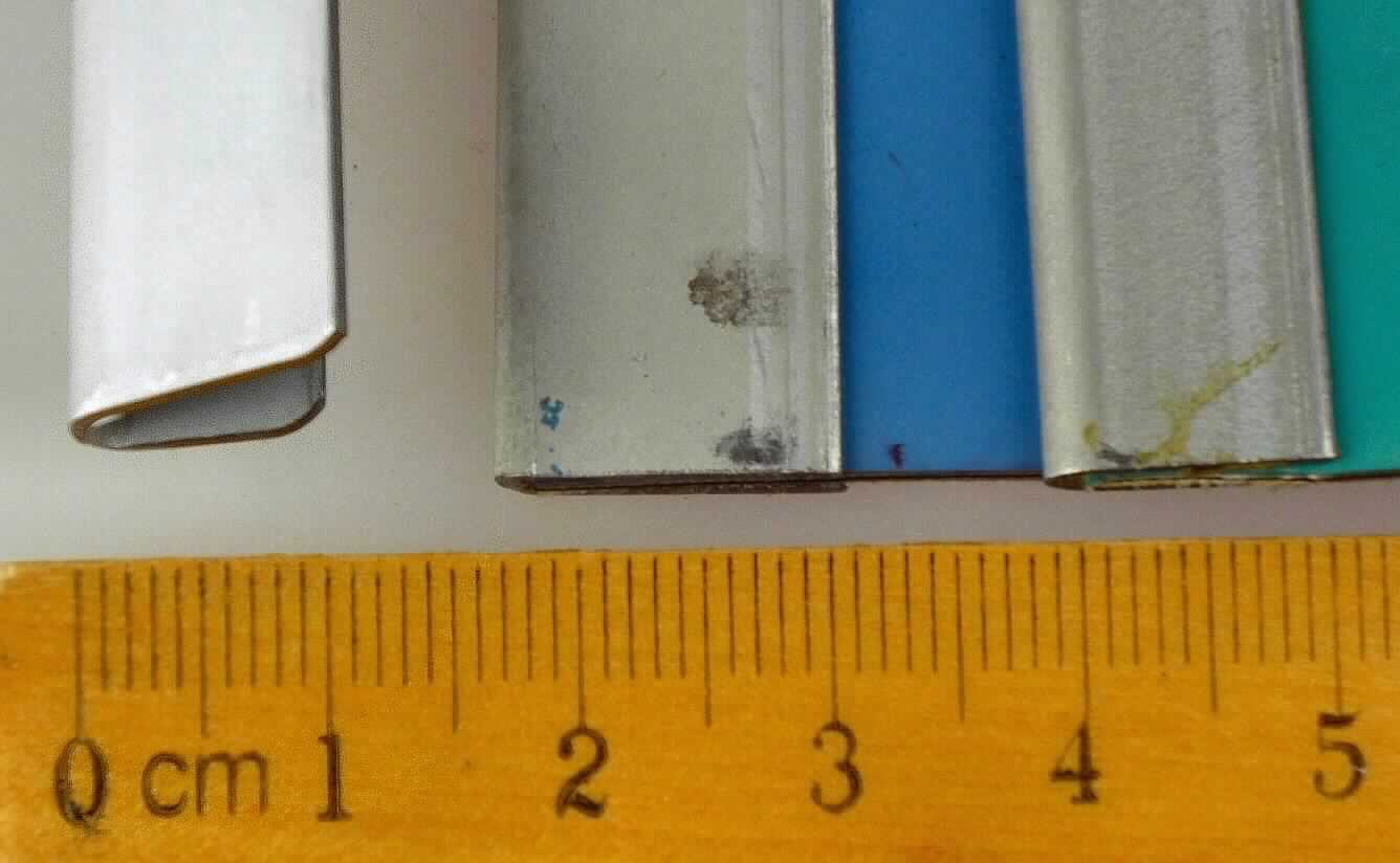 Profile aus Stahl - Stahlschienen

Bei der Ware handelt es sich um metallische Erzeugnisse mit einem über die gesamte Länge gleichbleibendem V-förmigen Querschnitt (Profile). Die Länge der Erzeugnisse variiert nach den Angaben zwischen 333 mm und 2270 mm, bei einer Schenkellänge von 12 mm bis 19 mm. Die Ware ist entsprechend DIN EN 10152/10143 aus flachgewalzten Erzeugnissen kalthergestellt oder kaltfertiggestellt und besteht aus nicht legiertem, verzinktem Stahl (DC 01(1.0330)). Die Oberfläche ist glatt, zusätzlich phosphatiert und chemisch behandelt. Die Profile können zusätzlich in regelmäßigen Abständen gelocht bzw. mit Krallen an der Innenseite der Schenkel versehen sein. 
Die Profile bezeichnet als Stahlschienen werden gemäß den Angaben für Drucktücher zum Einspannen in Druckmaschinen verwendet.   

Die Ware ist nach ihrer Beschaffenheit als andere Profile aus nicht legiertem Stahl, aus flachgewalzten Erzeugnissen kalthergestellt oder kaltfertiggestellt in die Codenummer 7216 9180 00 0 des Zolltarifs einzureihen.