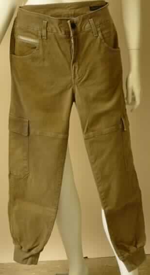 Lange Hose, sog. Damenhose, Artikel RSW 714 PFD, Größe 26, Foto siehe Anlage,
- aus 0,6 mm dicken, einfarbigen Geweben aus laut Antrag 98 % Baumwolle und 2 % Spandex 
  (synthetische Chemiefasern),
- in der Taille abschließend, mit Gürtelschlaufen,
- vorn mit einer Öffnung mit Reißverschluss und einer von links über rechts mit einem Knopf 
  zu schließenden Patte (Männerkleidung), 
- mit zwei eingesetzten Taschen vorne; mit einer Reißverschlussattrappe aus unedlem Metall verziert, 
- mit zwei aufgesetzten Taschen auf den Oberschenkeln und zwei aufgesetzten Gesäßtaschen;
  jeweils mit Patte, 
- mit knöchellangen Hosenbeinen,  
- an den Beinabschlüssen mit gerippt gewirkten, verengenden Bündchen.

"Lange Hose aus Geweben, für Männer, aus Baumwolle, keine Arbeits- und Berufsbekleidung,
 nicht aus Denim und nicht aus Rippenschusssamt oder Rippenschussplüsch"