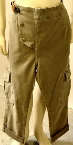 Lange Hose, sog. Damenhose, Artikel RSW 703 PFD, in Größe 27, Foto siehe Anlage,
- aus 0,6 mm dicken, einfarbigen Geweben aus laut Antrag 98 % Baumwolle und 2% Spandex
  (synthetische Chemiefasern),
- in der Taille abschließend,
- vorn mit einer Öffnung mit einer bis zu 10 cm breiten Patte von links über rechts (Männerkleidung),
  mit Druckknopfverschluss und einem Clipverschluss aus unedlem Metall, 
- seitlich mit einem Band aus Spinnstoffen in Lederoptik und einer Metallschnalle verziert,  
- mit zwei schräg eingesetzten Taschen vorne, zwei aufgesetzten Taschen auf den Oberschenkeln und 
  zwei eingesetzten Gesäßtaschen, mit Patten, 
- mit 3/4-langen Hosenbeinen, 
- an den Beinabschlüssen gesäumt.

"Lange Hose aus Geweben, für Männer, aus Baumwolle, keine Arbeits- und Berufsbekleidung,
 nicht aus Denim und nicht aus Rippenschusssamt oder Rippenschussplüsch"