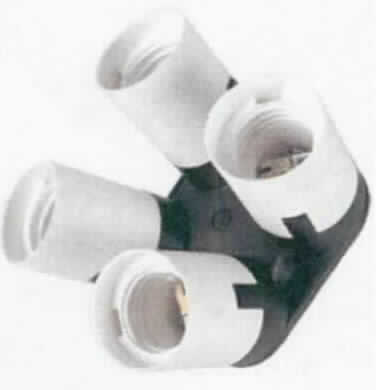 Die sog. "Lampenfassung", Art. Nr. 15339, besteht im Wesentlichen aus einer Grundplatte aus Kunststoff 
mit 4 Lampenfassungen mit Edison-Gewinde, geeignet zur Aufnahme entsprechender Lampen und Leuchtmittel mit E27-Sockel. Rückseitig befindet sich ein elektrischer Anschluss in Form eines Schraubgewindes (E27-Sockel). 

Die Lampenfassung ist für eine Spannung von weniger als 1000 V ausgelegt und dient zum Verbinden von elektrischen Stromkreisen.

Das Erzeugnis ist als "elektrisches Gerät zum Verbinden von elektrischen Stromkreisen, für eine Spannung von 1000 V oder weniger, Lampenfassung mit Edisongewinde, nicht für bestimmte Luftfahrzeuge" einzureihen.

Anlage: 1 Abbildung