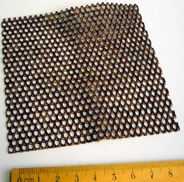 Kuliergewirke, sog. Tarnnetz, Foto siehe Anlage,
- quadratisch und an den Rändern lediglich heiß zugeschnitten (nicht konfektioniert); laut Antrag in den 
  Abmessungen von 10 cm x 10 cm,
- aus laut Antrag 100 % Polyester (synthetische Chemiefasern); keine Elastomergarne oder Kautschukfäden 
  enthaltend,
- mit einem Camouflage-Muster bedruckt,
- ohne Flor- oder Schlingenoberfäche,
- keine Raschelspitze,
- soll als Zubehör in einem Spielzeugset verwendet werden, stellt sich auf Grund der Gestaltung nicht als 
  erkennbares Zubehör oder Teil von Spielzeugen der Position 9503 dar.

"Gewirke, mit einer Breite von weniger als 30 cm, anderes als solche der Positionen 6001 und 6002, aus 
 synthetischen Chemiefasern, keine Raschelspitze"