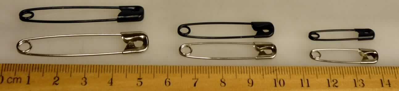 Es handelt sich um aus Stahl gefertigte, nahezu oval gebogene Nadeln mit spitzem Ende, das in einem Verschluss einrastet.
Die mit einer Nickelschicht überzogenen und teilweise mit Farbe versehenen Sicherheitsnadeln dienen dem provisorischen Aneinanderheften zweier Textilien, wie z. B. der Fixierung von Verbänden.
Die Erzeugnisse sind zu jeweils 18 Stück in drei verschiedenen Größen in einem bedruckten Pappkarton verpackt.
- Antragstellerangaben - 

Abbildung siehe Anlage.

Derartige Erzeugnisse gehören als "Sicherheitsnadeln aus Stahl" zur Codenummer 7319 4000 00 des Integrierten Zolltarifs der EG (TARIC).