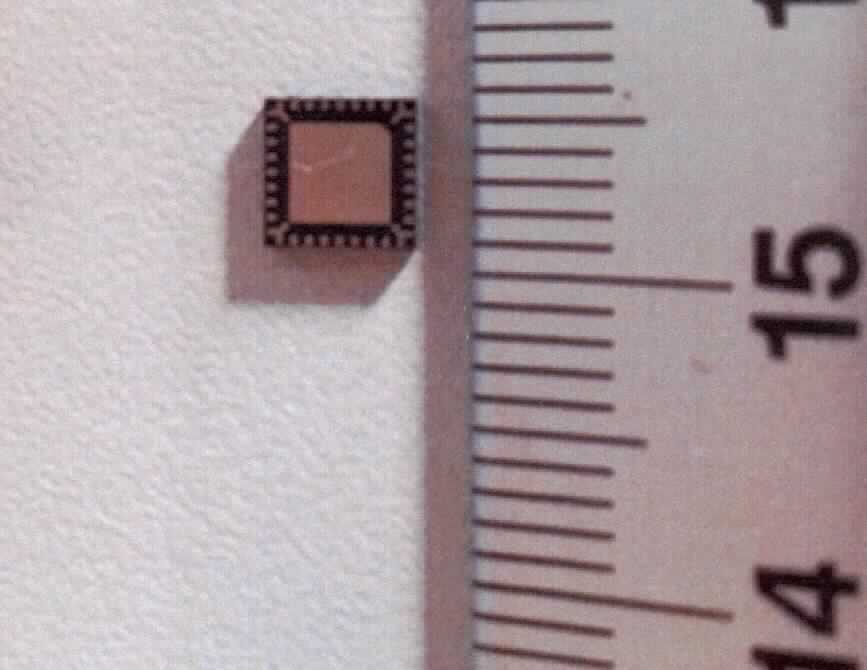 3D-Gesten-Controller,
- in Form einer monolithischen integrierten Schaltung,
- in einem QFN-Gehäuse mit 28 Anschlüssen (Abbildung siehe Anlage).

"Elektronische integrierte Schaltung, Prozessor und Steuer- und Kontrollschaltung; 
 Controller in Form einer monolithischen integrierten Schaltung"