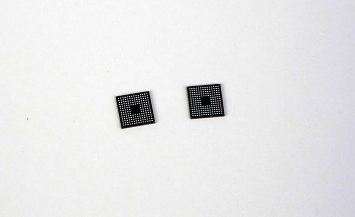 Graphik-Controller (sog. LCD-Controller),  
- in Form einer monolithischen integrierten Schaltung,
- in einem PFBGA-Gehäuse mit 180 Anschlüssen (Abbildung siehe Anlage).

"Elektronische integrierte Schaltung, keine Prozessoren und Steuer- und Kontrollschaltungen, 
 kein Verstärker, sog. LCD-Controller in Form einer monolithischen integrierten Schaltung"