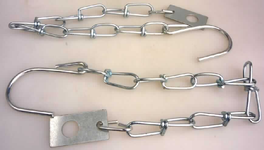 Es handelt sich um ca. 20 cm lange Ketten aus verzinktem Stahl aus beweglich ineinandergehakten Gliedern aus gebogenem Draht, die an einem Ende mit einer rechteckigen und gelochten Platte aus verzinktem Stahlblech (Länge x Breite: ca. 3,4 cm x 1, 8 cm) und am anderen Ende mit einem ca. 5 cm x 4 cm großen in etwa s-förmigen Haken aus verzinktem Stahl versehen sind. 
Die z. B. zur Sicherung der Heckklappe von KFZ-Anhängern bestimmten Erzeugnisse sind zu je zwei Stück in einer Verkaufsumschließung auf einer bedruckten Pappunterlage verpackt.
- Antragstellerangaben - 

Abbildung siehe Anlage.

Derartige Erzeugnisse gehören als "andere Ketten aus Stahl" zur Codenummer 7315 8900 00 des Integrierten Zolltarifs der EG (TARIC).