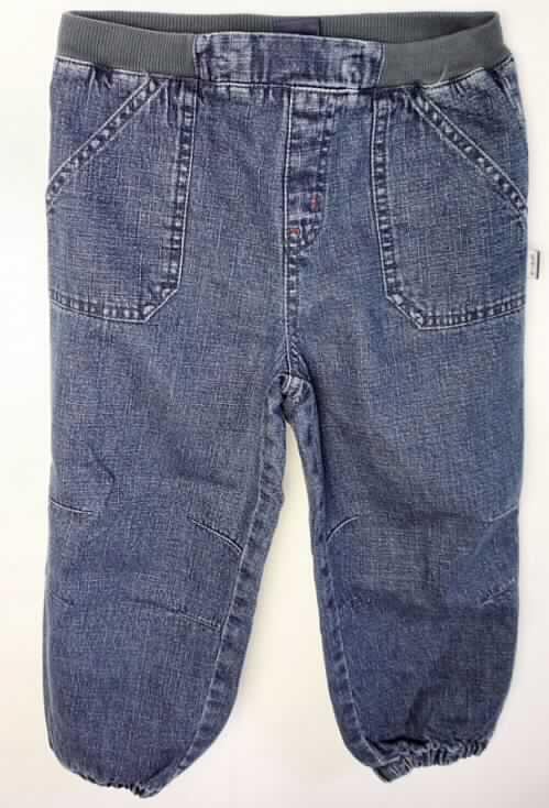 Lange Hose, sog. Jeanshose (Art. 750-671), Größe 104/110, Foto siehe Anlage,
- aus 0,8 mm dicken, buntgewebten Geweben (laut Antrag Denim) aus laut Antrag
  100% Baumwolle,
- in der Taille abschließend mit einem Taillenbund, teilweise aus elastischen Gewirken,
- ohne Öffnung und ohne Verschluss, ohne Merkmale, die auf einen bestimmten Trägerkreis
  hinweisen (unisex); unterhalb des Taillenbundes mit einer Patte ohne Eingriffsmöglichkeit
  als Verschlussattrappe (sog. Blindpatte), damit keine lange Hose für Knaben,
- gefüttert,
- mit zwei Taschen auf der Vorderseite und zwei Gesäßtaschen,
- mit knöchellangen Hosenbeinen, an den Beinabschlüssen elastisch verengt.

"Lange Hose, aus Gewebe, für Mädchen, aus Baumwolle, keine Arbeits- und Berufskleidung,
aus Denim, nicht nach dem Batik-Verfahren handbedruckt"