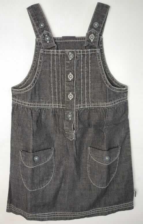 (Latz-)Rock für Mädchen, sog. Jeanslatzkleid (Art. 750-108), Größe 92/98, Foto siehe Anlage,
- aus 0,6 mm dicken, buntgewebten Geweben aus laut Antrag 100% Baumwolle,
- über den Schritt reichend (Rückenlänge: 56 cm); kann aufgrund der Länge ohne ein 
  weiteres, den Unterkörper bedeckendes Kleidungsstück (Rock / Hose) getragen werden, 
- vorn und hinten mit einem angearbeiten Latz, mit in der Länge durch jeweils zwei Knöpfe 
  verstellbare Träger
- Vorder und Rückenlatz sind so bemessen, dass das Kleiddungsstück nicht ohne ein 
  weiteres, den Oberkörper bedeckendes Kleidungsstück getragen werden kann, somit kein
  Kleid,
- vorn mit einer teilweisen Öffnung mit Knopfverschluss von rechts über links,
- mit zwei Taschen unterhalb der Taille,
- am unteren Rand gesäumt,
- aufgrund der Größe keine Kleidung für Kleinkinder der Position 6209.

"Rock, aus Geweben, für Mädchen, aus Baumwolle, nicht nach dem Batik-Verfahren
handbedruckt"