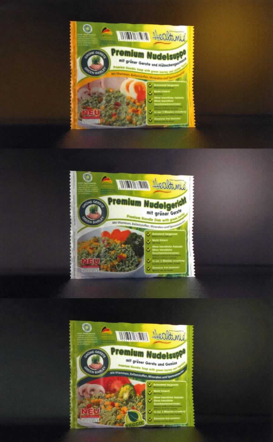 Nudelsuppe mit grüner Gerste und Gemüse

Antragsangaben:
Premium Nudelsuppe mit grüner Gerste und Gemüse.
Das Produkt besteht aus Nudeln mit grüner Gerste, Würzpaste, Würzpulver, Schärfezusatz und Trockengemüse.

Beschreibung des vorliegenden Warenmusters:
Bunt bedruckter Original-Schlauchfolienbeutel; der Aufdruck enthält Angaben zum Erzeugnis ("Nudelsuppe mit 
grüner Gerste und Gemüse; 75 g"), zu den Zutaten (siehe Feld 8) und zur Zubereitung (Nudeln und Trockengemüse 
in 400 ml kochendes Wasser geben, 3 Minuten köcheln lassen und weitere Zutaten zugeben); darin ein Block aus 
dicht ineinander verschlungenen grünlichen, trockenen, sehr brüchigen, porösen Fadennudeln (ca. 11 cm x 9 cm x 
2,5 cm); beigelegt in einem Schlauchfoliendoppelbeutel eine grünliche Gewürzmasse und und ein gelbbraunes 
Gewürzöl sowie zwei weitere Folienbeutel mit Trockengemüse und einer Suppengrundlage.
Nach Warenbeschaffenheit und Zubereitungshinweis sind die Nudeln vorgekocht und getrocknet.

Es liegt eine Warenzusammenstellung in Aufmachung für den Einzelverkauf gem. AV 3b) vor, die zur Herstellung 
einer Nudelsuppe vorgesehen ist. Der Charakter wird durch die Nudeln bestimmt, da diese den größten Teil der 
Ware ausmachen.

Teigware, vorgekocht und getrocknet, aus Weizenmehl
