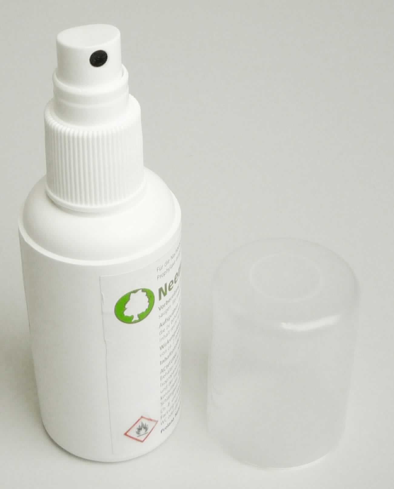 Angaben: 
Hausstaubmilbenprophylaxe, Art. Nr. 31299, für Bettwaren und Matratzen. Inhalt: 2%iger Neemextrakt, Alkohol.

Feststellungen:
Sprühdose in Aufmachung für den Einzelverkauf u. a. mit der Aufschrift "Antimilb mit Neemöl", Nenninhalt 150 ml.

Befund:
Insektizide, Rodentizide, Fungizide, Herbizide, Keimhemmungsmittel und Pflanzenwuchsregulatoren, Desinfektionsmittel und ähnliche Erzeugnisse, in Formen oder Aufmachungen für den Einzelverkauf oder als Zubereitungen oder Waren (z. B. Schwefelbänder, Schwefelfäden, Schwefelkerzen und Fliegenfänger); Insektizide, andere.