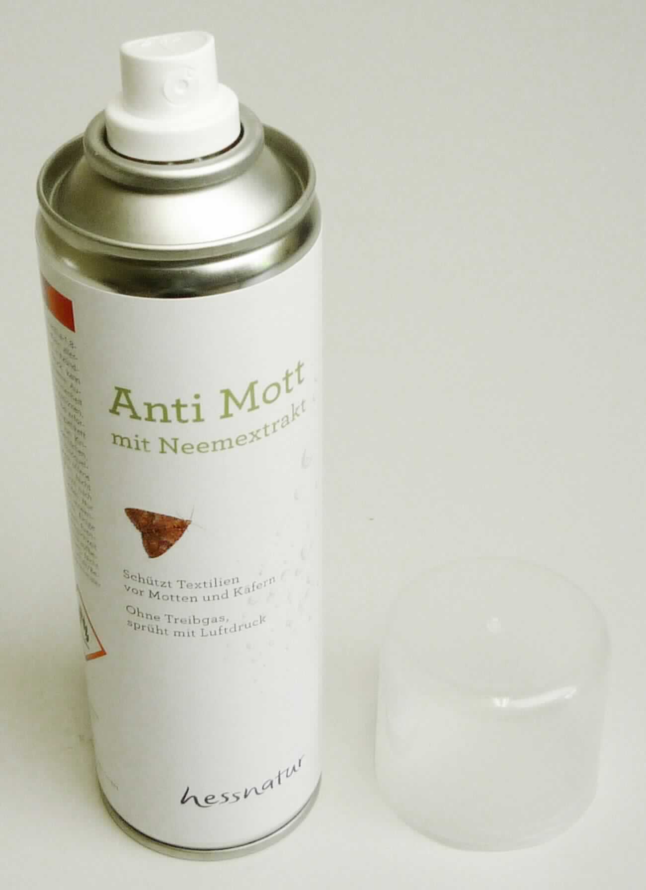 Angaben: 
Anti-Mott, Art. Nr. 30524, vertreibt Kliedermotten und beugt Larvenfraß vor. Inhalt: 2%iger Neemextrakt, Alkohol.

Feststellungen:
Sprühdose in Aufmachung für den Einzelverkauf u. a. mit der Aufschrift "Anti-Mott mit Neemöl", Nenninhalt 200 ml.

Befund:
Insektizide, Rodentizide, Fungizide, Herbizide, Keimhemmungsmittel und Pflanzenwuchsregulatoren, Desinfektionsmittel und ähnliche Erzeugnisse, in Formen oder Aufmachungen für den Einzelverkauf oder als Zubereitungen oder Waren (z. B. Schwefelbänder, Schwefelfäden, Schwefelkerzen und Fliegenfänger); Insektizide, andere.