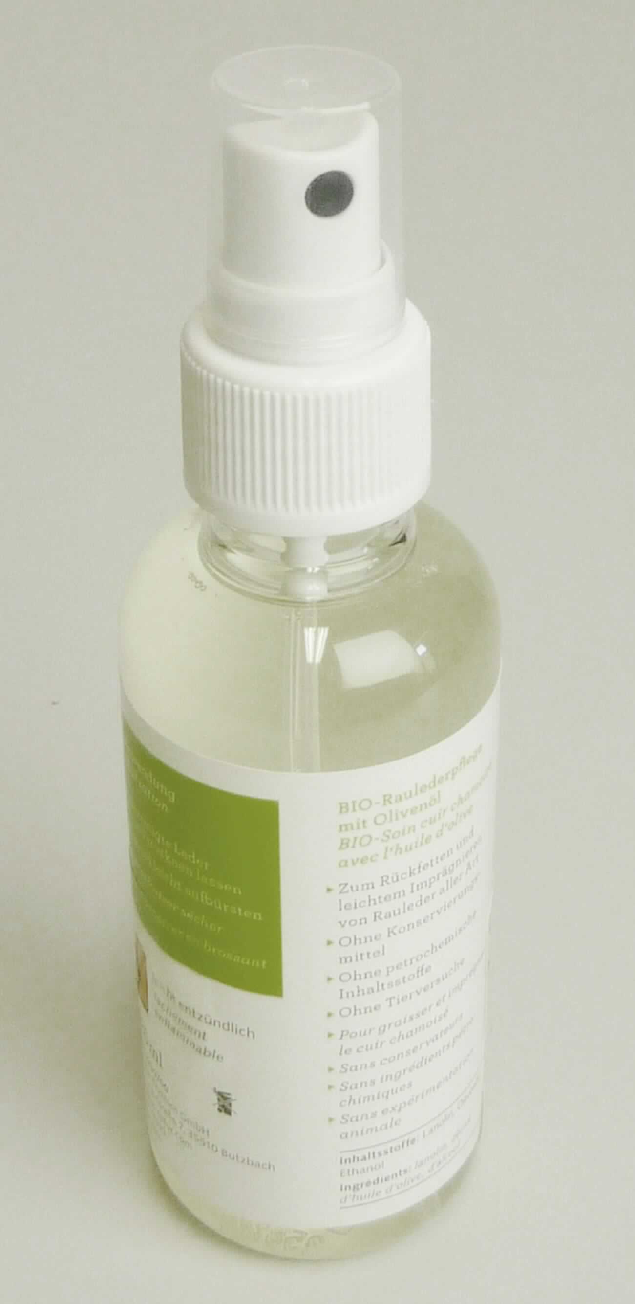 Angaben:
Lederpflegespray; zum Rückfetten und leichtem Imprägnieren von Rauleder aller Art.

Warenbeschaffenheit:
Hellgelbe Flüssigkeit in einer 125ml-Kunststoffflasche mit integriertem Pumpsprayaufsatz.

Befund: 
Schuhcreme und ähnliche Schuh- oder Lederpflegemittel.