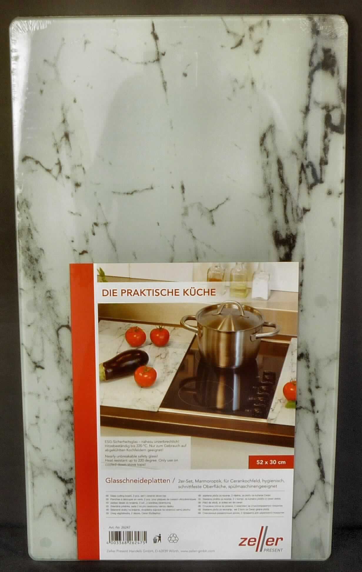 Glaswaren zur Verwendung bei Tisch oder in der Küche, sog. Glasschneideplatten (2er-Set), Art. 26247,
Foto siehe Anlage,
- rechteckige Platten mit geschliffenen Kanten und abgerundeten Ecken,
- aus vorgespanntem Glas (laut Produktbeileger: ESG-Sicherheitsglas),
- mit einem marmorierten Überzug an der Unterseite,
- an der Unterseite mit sechs Stellfüßchen aus Kunststoff versehen,
- mit den Abmessungen von ca. 52 x 30 cm,
- zur Verwendung auf Cerankochfeldern als Unterlage beim Schneiden bzw. als Ablagefläche,
- zwei Platten sind mit einem sog. Produktbeileger in einer Folie eingeschweißt gemeinsam verpackt.

"Glasware zur Verwendung bei Tisch oder in der Küche, aus vorgespanntem Glas"