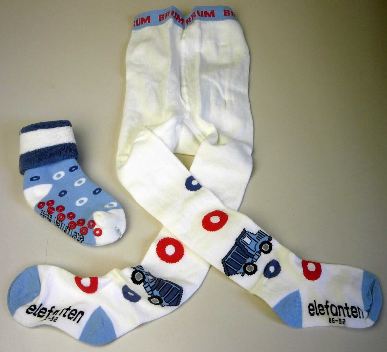 Baby-Set, Größe 86/92, Foto siehe Anlage,
- Warenzusammenstellung, bestehend aus einer Strumpfhose und Socken, mit einer Pappbanderole für den
   Einzelverkauf aufgemacht,
- zur Befriedigung eines speziellen Bedarfs zusammengestellt (die rutschhemmenden Socken werden über die 
  Strumpfhose gezogen, um ein sicheres Laufen des Kindes zu ermöglichen),
- Strumpfhose:
-- aus ca. 1,4 mm dicken, buntgewirkten Gewirken aus laut Antrag 70 % Baumwolle, 27 % Polyamid und 
   3 % Elasthan (beides synthetische Chemiefasern),
-- in der Taille abschließend, mit einem ca. 2,5 cm breiten, elastischen Bund,
-- ohne Öffnung und ohne Verschluss,
-- im Bereich des Gesäßes mit einem erweiternden Einsatz,
-- im Strumpfbereich nahtlos gewirkt; im Fußteil mit ausgearbeiteter Ferse,
- Socke:
-- aus ca. 3,1 mm dicken, buntgewirkten Schlingengewirken aus laut Antrag 70 % Baumwolle, 27 % Polyamid und
   3 % Elasthan,
-- schlauchförmig abgepasst gewirkt und an den Fußspitzen durch Zusammennähen konfektioniert,
-- mit ausgearbeiteter Ferse,
-- den Knöchel bedeckend, jedoch nicht über die Mitte der Wade reichend (somit kein Kniestrumpf oder Strumpf),
-- am oberen Rand umgeschlagen,
-- mit Kunststoffnoppen zur Erhöhung der Rutschfestigkeit auf der Lauffläche; stellt keine angebrachte Laufsohle
   dar, somit kein Schuh des Kapitels 64,
- aufgrund der Doppelgröße 86/92 keine Einreihung als Bekleidungszubehör für Kleinkinder,
- die Strumpfhose bestimmt im Hinblick auf den Umfang und den Wert den Charakter der Warenzusammenstellung.

"Strumpfhose aus Gewirken, andere als solche mit degressiver Kompression, aus Baumwolle"
