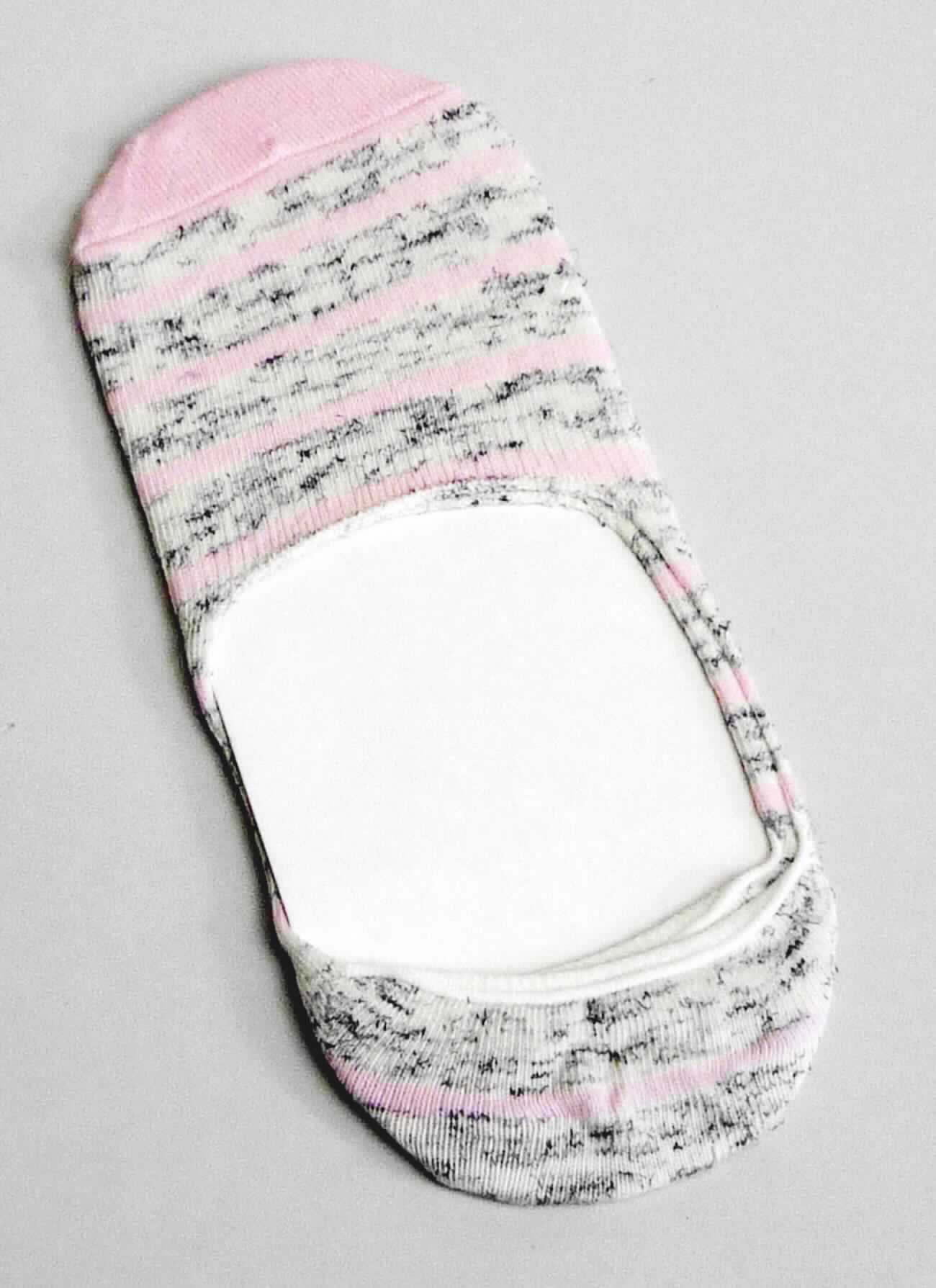 Strumpfware (Füßlinge), sog. Damen Füssling DF-001, in Erwachsenengröße, Foto siehe Anlage,
- als Paar auf einer Pappkarte aufgebracht,
- aus ca. 0,6 mm dicken, buntgewirkten Gewirken aus laut Antrag 45 % Baumwolle, 38 % Polyester, 
  16 % Polyamid und 1 % Elasthan (alle drei synthetische Chemiefasern),
- lediglich die Fußzehen, einen Teil der Ferse und den Fuß einige Zentimeter hoch bedeckend,
- auf der Innenseite im Bereich der Ferse mit zwei sog. Gelstreifen ausgestattet,
- am oberen Rand abgepasst gestrickt und im Fersenbereich mit einem elastischen Abschluss versehen.

"Andere Strumpfware (Füßlinge), aus Gewirken, aus synthetischen Chemiefasern"