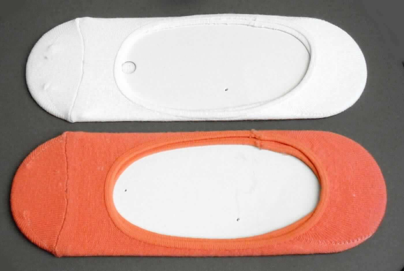 Strumpfware (Füßlinge), sog. Damen-Füssling DF-002, in Erwachsenengröße, Foto siehe Anlage,
- als Paar auf einer einfarbigen Pappkarte aufgebracht,
- aus ca. 0,8 mm dicken, einfarbigen Gewirken aus laut Antrag 80 % Baumwolle, 18 % Polyamid und 2 % Elasthan 
  (beides synthetische Chemiefasern),
- lediglich die Fußzehen, einen Teil der Ferse und den Fuß einige Zentimeter hoch bedeckend,
- am Rand elastisch gesäumt.

"Andere Strumpfware (Füßlinge) aus Gewirken, aus Baumwolle"
