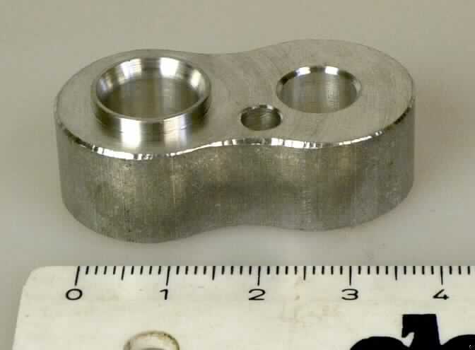 Flansch

Bei der Ware handelt es sich um ein metallisches Erzeugnis mit einer Durchlassvorrichtung für den Anschluss einer Rohrleitung und einer Bohrung für Befestigungszwecke (laut technischer Zeichnung). Der Flansch wird in Kraftfahrzeugen zum Anschluss von Rohrleitungen an Klimaanlagenkomponenten verwendet. Als Material wird die Aluminiumlegierung AW6082-T6 angegeben.

Zolltariflich handelt es sich um ein Rohrverbindungsstück (hier Flansch) aus Aluminium.