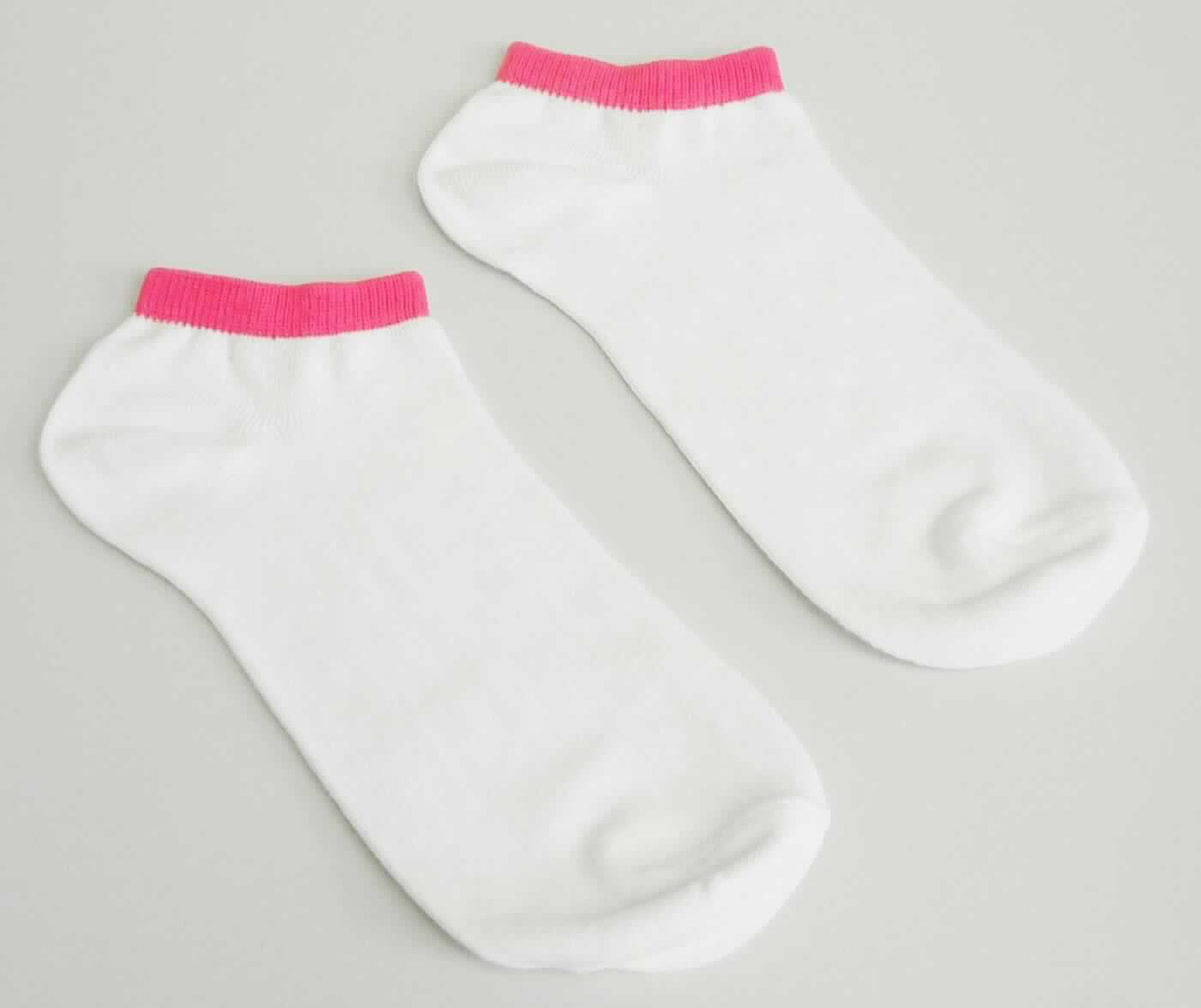 Socken, sog. Damen Socken, DS-001, in Erwachsenengröße, Foto siehe Anlage,
- paarweise an einer bedruckten Pappkarte befestigt,
- aus ca. 1 mm dicken, einfarbigen Gewirken aus laut Antrag 72 % Baumwolle, 27 % Polyester und 1 % Elasthan 
  (beides synthetische Chemiefasern),
- schlauchförmig abgepasst gewirkt und an den Fußspitzen durch Zusammennähen konfektioniert; mit 
  ausgearbeiteter Ferse, 
- am oberen Rand umgeschlagen und mit einem ca. 1 cm breiten, elastischen Abschluss versehen,
- die Knöchel bedeckend, nicht über die Waden reichend.

"Socken aus Gewirken, aus Baumwolle"