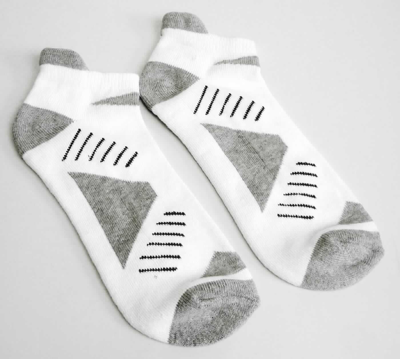 Socken, sog. Socken für Männer HS-001, in Erwachsenengröße, Foto siehe Anlage,
- paarweise an einer bedruckten Pappkarte befestigt,
- aus ca. 1,4 mm dicken, buntgewirkten Gewirken aus laut Antrag 67 % Baumwolle, 31 % Polyester und 
  2 % Elasthan (beides synthetische Chemiefasern),
- schlauchförmig abgepasst gewirkt und an den Fußspitzen durch Zusammennähen konfektioniert; mit 
  ausgearbeiteter Ferse, 
- am oberen Rand umgeschlagen und mit einem ca. 1 cm breiten, elastischen Abschluss versehen,
- die Knöchel bedeckend, nicht über die Waden reichend.

"Socken aus Gewirken, aus Baumwolle"