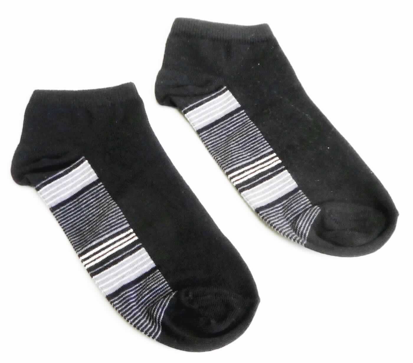 Socken, sog. Socken für Männer HS-002, in Erwachsenengröße, Foto siehe Anlage,
- paarweise an einer bedruckten Pappkarte befestigt,
- aus ca. 1,4 mm dicken, buntgewirkten Gewirken aus laut Antrag 77 % Baumwolle, 21 % Polyamid und 
  2 % Elasthan (beides synthetische Chemiefasern),
- schlauchförmig abgepasst gewirkt und an den Fußspitzen durch Zusammennähen konfektioniert; mit 
  ausgearbeiteter Ferse, 
- am oberen Rand umgeschlagen und mit einem ca. 1 cm breiten, elastischen Abschluss versehen,
- die Knöchel bedeckend, nicht über die Waden reichend.

"Socken aus Gewirken, aus Baumwolle"