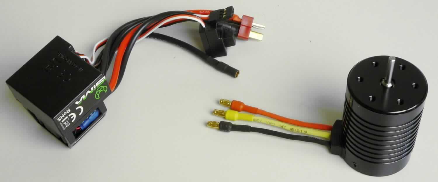 Bürstenloser Gleichstrom-Elektromotor, sog. Brushless Combo Set "Thrust BL"1:10,
bestehend aus einem Elektromotor (3421 KV / 10 Turns), mit einer Leistung von 1200 W, in einem zylinderförmigen Metallgehäuse mit drei Anschlusskabeln, in funktioneller Einheit mit einem sog. Brushless Regler. 
Beide Komponenten sind in einem bedruckten Karton verpackt und werden mit elektrischen Kabeln verbunden, wobei der Regler (Brushlessmotorcontroller) und der sog. bürstenlose Gleichstrommotor zusammen einen Gleichstrommotor darstellen. Der Regler sorgt dabei für die Geschwindigkeitskontrolle und die Stromverteilung.
Der Gleichstrommotor (Set) wird als Antriebsaggregat in ein Modellfahrzeug eingebaut und ist in einem bedruckten Karton verpackt.

Die Ware ist als "elektrischer Gleichstrommotor, mit einer Leistung von 1,2 kW, nicht von den TARIC-Unterpositionen 8501 1010 10 bis 8501 3200 70 erfasst" einzureihen.