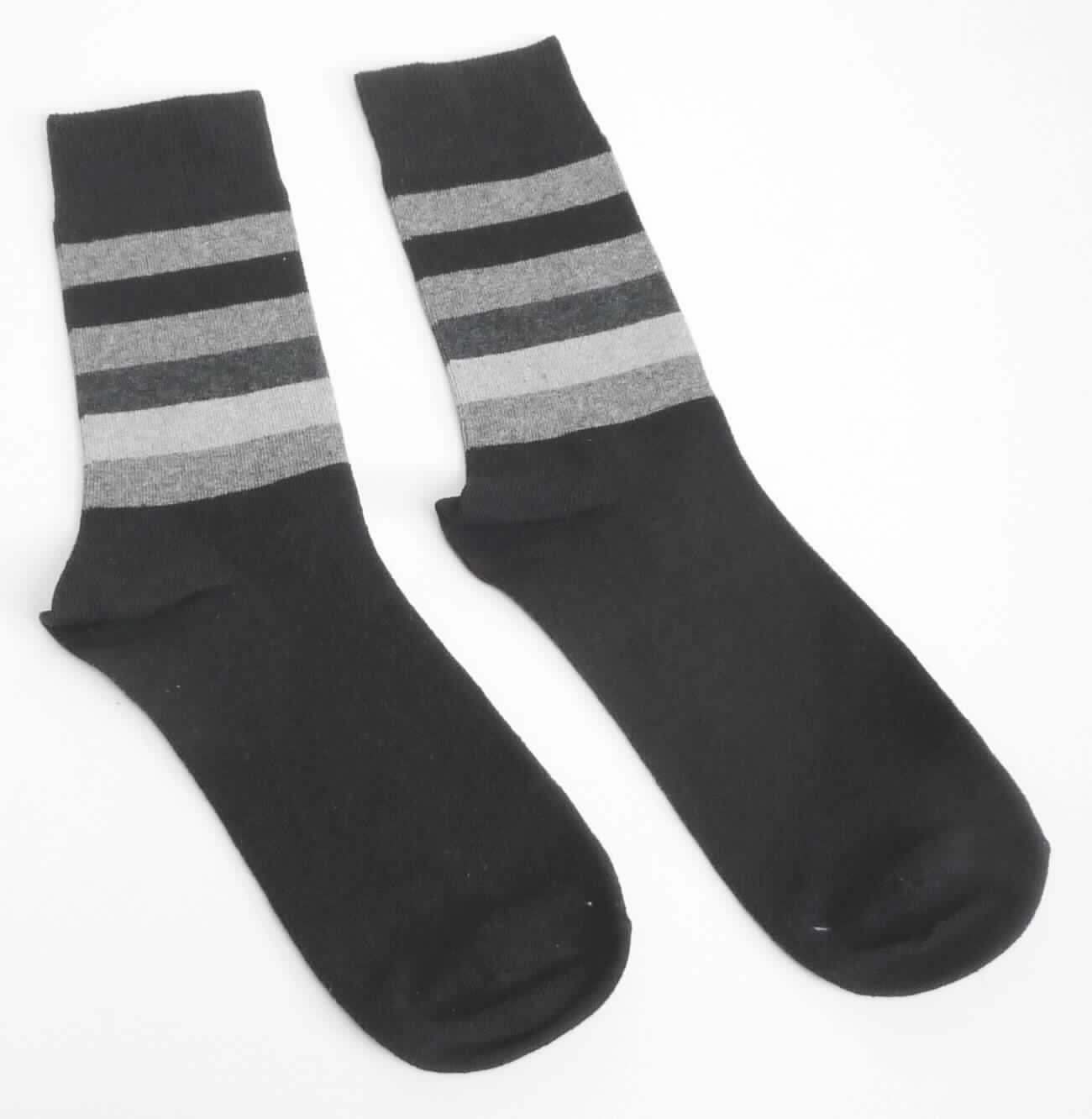 Socken, sog. Socken für Männer HS-003, in Erwachsenengröße, Foto siehe Anlage,
- paarweise an einer bedruckten Pappkarte befestigt,
- aus ca. 1,3 mm dicken, buntgewirkten Gewirken aus laut Antrag 43 % Polyester, 8 % Polyamid, 8 % Polyacryl, 
  3 % Elasthan (alles synthetische Chemiefasern) und 38 % Baumwolle, 
- schlauchförmig abgepasst gewirkt und an den Fußspitzen durch Zusammennähen konfektioniert; mit 
  ausgearbeiteter Ferse, 
- am oberen Rand umgeschlagen und mit einem ca. 5 cm breiten, elastischen Abschluss versehen,
- die Knöchel bedeckend, nicht über die Waden reichend.

"Socken aus Gewirken, aus synthetischen Chemiefasern"
