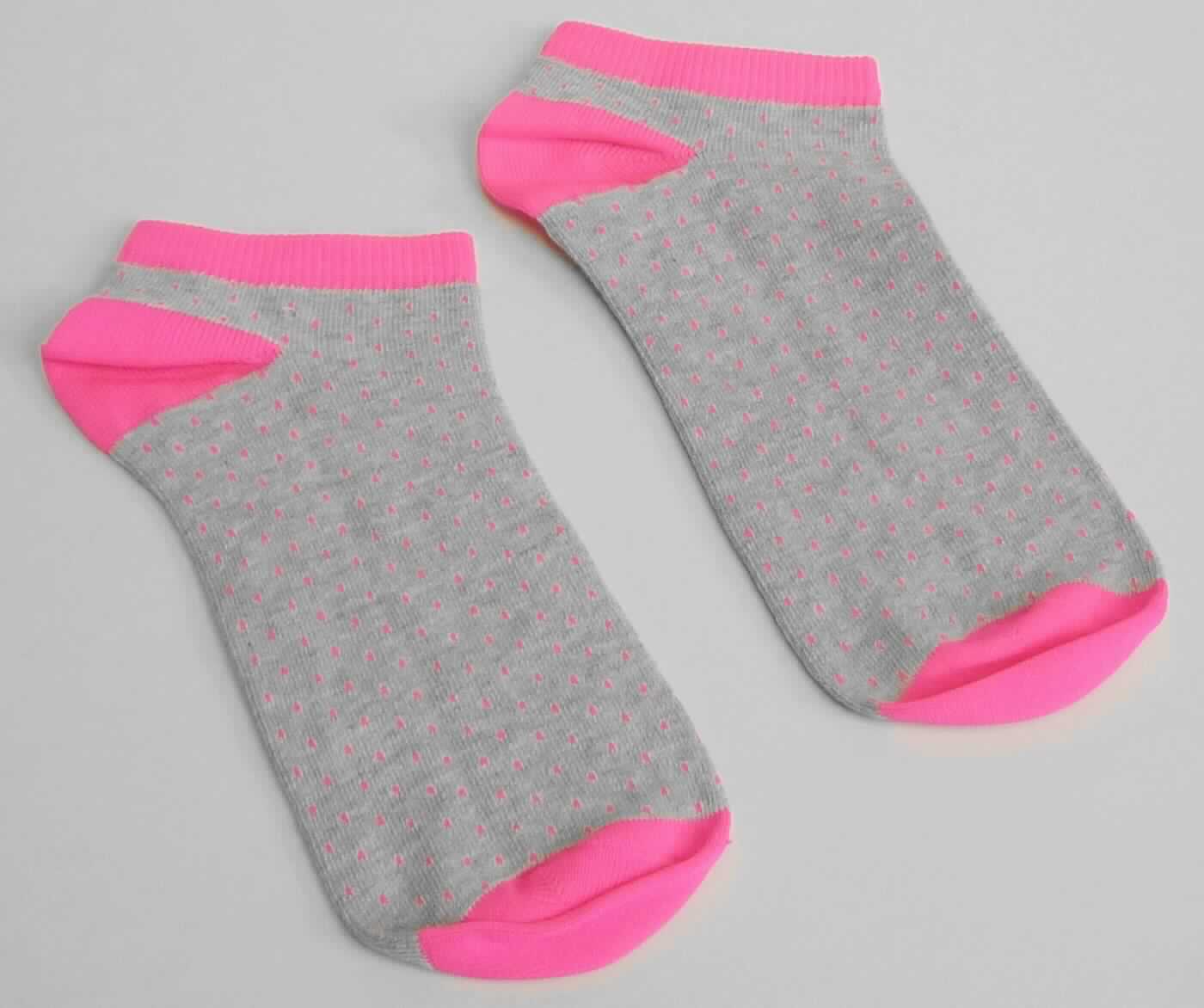 Socken, sog. Damen Socken, DS-002, in Erwachsenengröße, Foto siehe Anlage,
- paarweise an einer bedruckten Pappkarte befestigt,
- aus ca. 1,3 mm dicken, buntgewirkten Gewirken aus laut Antrag 50 % Baumwolle, 49 % Polyamid 
  und 1 % Elasthan (beides synthetische Chemiefasern),
- schlauchförmig abgepasst gewirkt und an den Fußspitzen durch Zusammennähen konfektioniert; mit 
  ausgearbeiteter Ferse, 
- am oberen Rand umgeschlagen und mit einem ca. 1 cm breiten, elastischen Abschluss versehen,
- die Knöchel bedeckend, nicht über die Waden reichend.

"Socken, aus Gewirken, aus synthetischen Chemiefasern"
