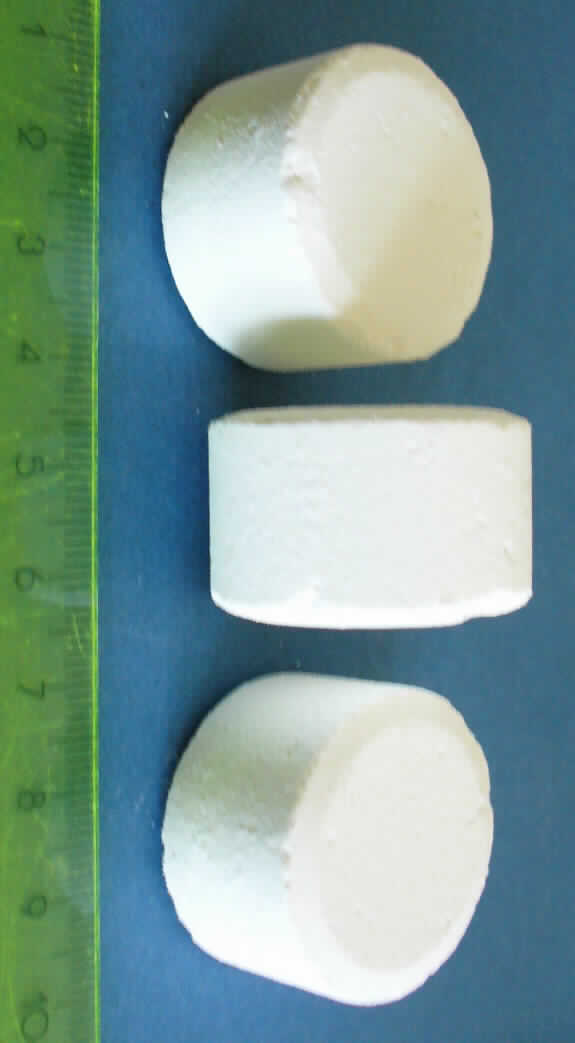 Brom-Tabletten

Angaben:
Es soll sich bei dem Erzeugnis um 1-Brom-3-chlor-5,5-dimethylhydantoin (CAS-Nr.: 16079-88-2) in Form von  weißen bis schwach gelblichen 20-g-Tabletten handeln, die als Biozid verwendet werden. 

Feststellungen:
Vorgelegt wurden weiße, wie nach Chlor riechende Tabletten mit einem Gewicht von ca. 20 g, einem Durchmesser von ca.  3 cm und einer Höhe von ca. 2 cm.

Befund:
Insektizide, ...., Desinfektionsmittel und ähnliche Erzeugnisse, in Formen oder Aufmachungen für den Einzelverkauf oder als Zubereitungen oder Waren (z. B. Schwefelbänder, Schwefelfäden, Schwefelkerzen und Fliegenfänger); - andere; -- Desinfektionsmittel; --- auf der Grundlage von halogenierten Verbindungen; ---- andere

Es handelt es sich bei dem Erzeugnis um ein Desinfektionsmittel, das aufgrund seiner Aufmachungsform (Tablette) nicht mehr von Positionen des Kapitels 29, sondern von der Position 3808 erfasst wird.
