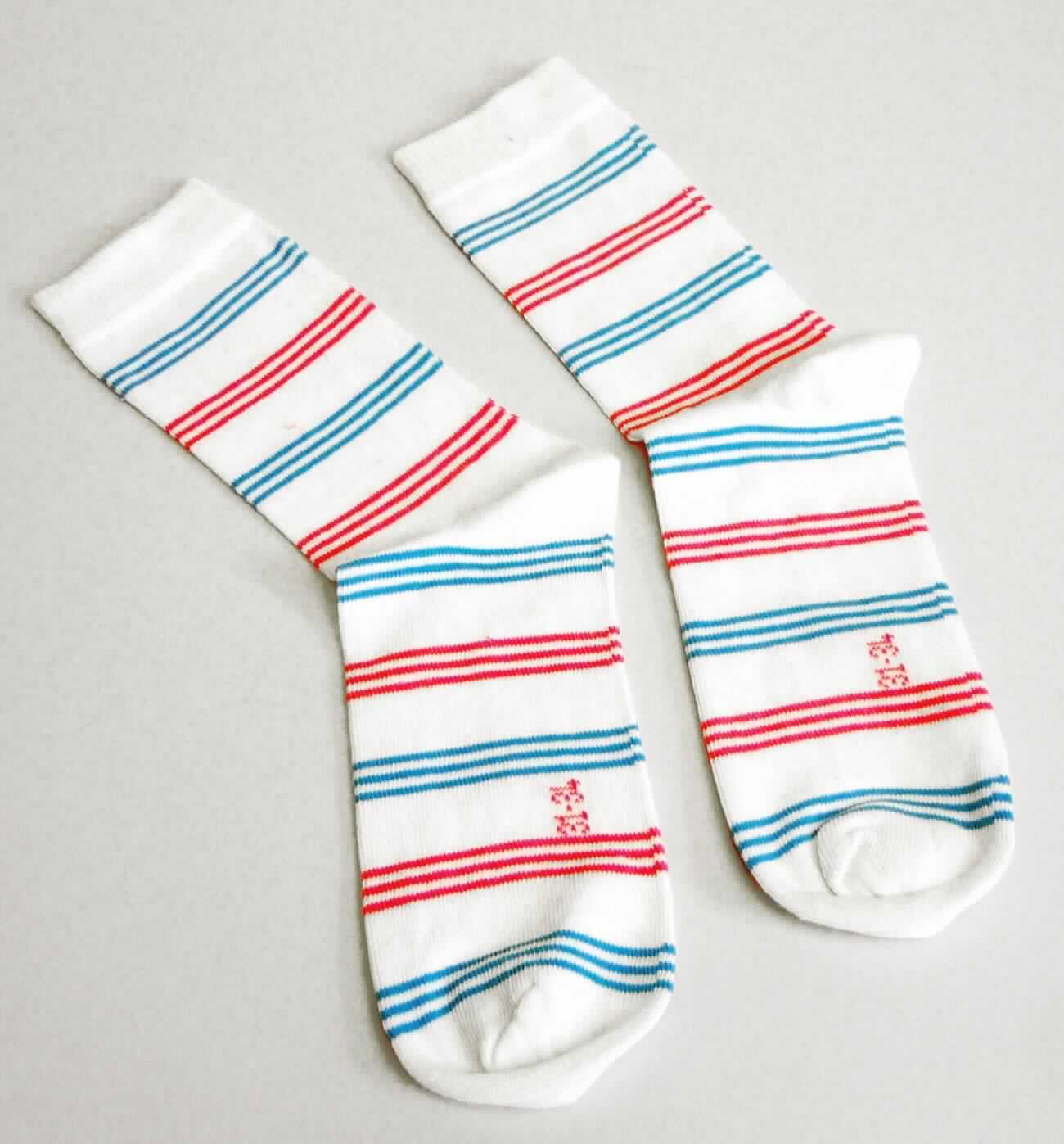 Socken, sog. Damen Socken DS-003, Größe 31 - 34, Foto siehe Anlage,
- paarweise an einer bedruckte Pappkarte befestigt,
- aus ca. 1 mm dicken, buntgewirkten Gewirken aus laut Antrag 80 % Baumwolle, 17 % Polyamid
  und 3 % Elasthan (beides synthetische Chemiefasern),
- schlauchförmig abgepasst gewirkt und an den Fußspitzen durch Zusammennähen konfektioniert; mit 
  ausgearbeiteter Ferse, 
- am oberen Rand umgeschlagen und mit einem ca. 2,5 cm breiten, elastischen Abschluss versehen,
- die Knöchel bedeckend, nicht über die Waden reichend.

"Socken aus Gewirken, aus Baumwolle"