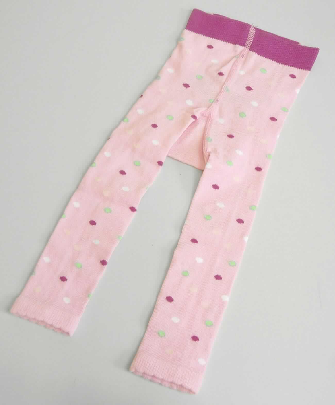 Strumpfhose ohne Fußteil, sog. Strumpfhose für Kinder SH-001, Größe 62/68, Foto siehe Anlage,
- an einer Pappkarte befestigt,
- aus ca. 1,3 mm dicken, buntgewirkten Gewirken aus 68 % Baumwolle, 18 % Polyester, 12 % Polyamid 
  und 2 % Elasthan (alles drei synthetische Chemiefasern),
- in der Taille abschließend, mit einem ca. 4 cm breiten, elastischen Taillenbund, 
- ohne Öffnung und ohne Verschluss, 
- im Gesäßbereich mit einem erweiternden Einsatz,
- im Strumpfbereich nahtlos gewirkt, mit knöchellangen Hosenbeinen ohne Fußteil,
- an den Beinabschlüssen durch Umschlagen und Festnähen gesäumt,
- ist für Kleinkinder mit einer Körpergröße von bis zu 86 cm bestimmt.

"Bekleidungszubehör (Strumpfhose), aus Gewirken, für Kleinkinder, aus Baumwolle"