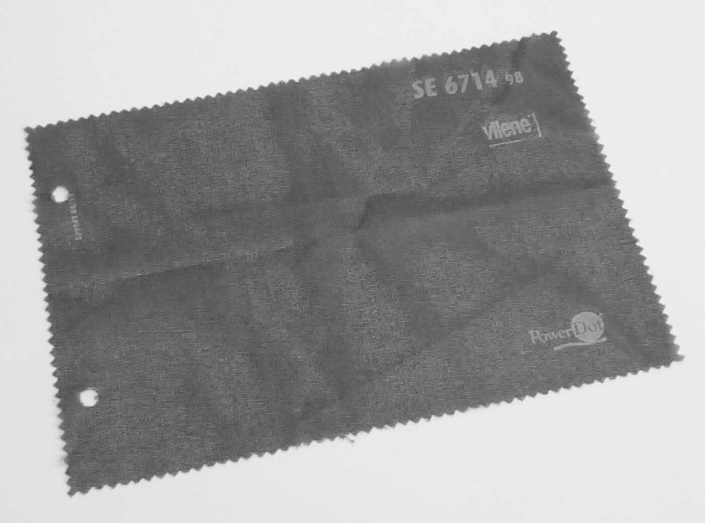 Kettengewirke, sog. Einlagenstoff für die Textilindustrie, Art. SE 6714 Farbe 98 - schwarz, Foto siehe Anlage,
- als Meterware; laut Antrag mit einer Breite von 150 cm,
- laut Untersuchungsergebnis:
-- Kettengewirke aus synthetischen Chemiefasern (laut Antrag: 100 % Polyester),
-- keine Elastomergarne oder Kautschukfäden enthaltend,
-- mit Schmelzklebepunkten bedruckt,
- kein Samt, Plüsch, Schlingengewirke oder Schlingengestricke.
 
"Kettengewirke, anderes als solche der Positionen 6001 bis 6004, aus synthetischen Chemiefasern, andere als in 
 der Unterposition 6005 35 genannte, bedruckt"
