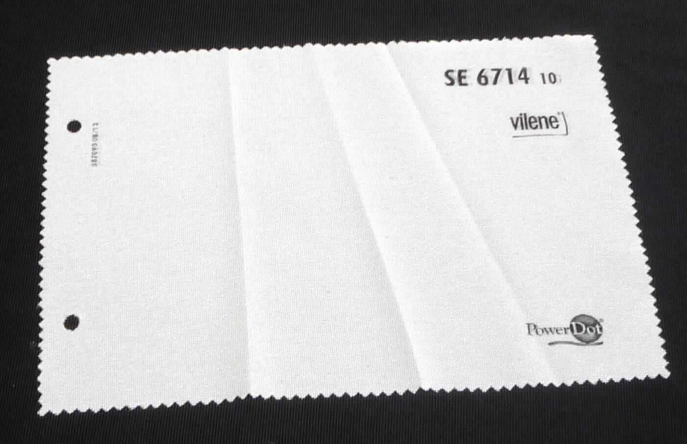 Kettengewirke, sog. Einlagenstoff für die Textilindustrie, Art. SE 6714 Farbe 10 - weiß, Foto siehe Anlage,
- als Meterware; laut Antrag mit einer Breite von 150 cm,
- aus synthetischen Chemiefasern (laut Antrag: 100 % Polyester),
- keine Elastomergarne oder Kautschukfäden enthaltend,
- mit Schmelzklebepunkten bedruckt,
- kein Samt, Plüsch, Schlingengewirke oder Schlingengestricke.
 
"Kettengewirke, anderes als solche der Positionen 6001 bis 6004, aus synthetischen Chemiefasern, andere als in 
 der Unterposition 6005 35 genannte, bedruckt"