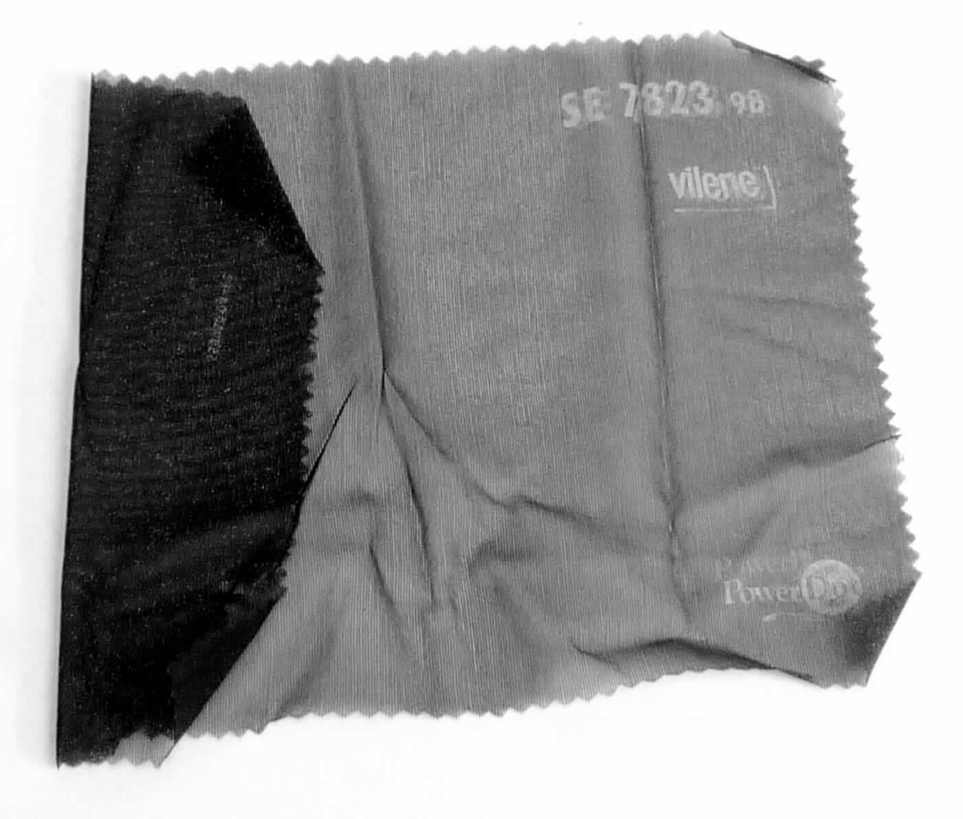 Kettengewirke, sog. Einlagenstoff für die Textilindustrie, Art. SE 7823 Farbe 98 - schwarz, Foto siehe Anlage,
- als Meterware; laut Antrag mit einer Breite von 150 cm,
- laut Untersuchungsergebnis:
-- Kettengewirke aus synthetischen Chemiefasern (laut Antrag: 100 % Polyamid),
-- keine Elastomergarne oder Kautschukfäden enthaltend,
-- mit Schmelzklebepunkten bedruckt,
- kein Samt, Plüsch, Schlingengewirke oder Schlingengestricke.
 
"Kettengewirke, anderes als solche der Positionen 6001 bis 6004, aus synthetischen Chemiefasern, andere als in 
 der Unterposition 6005 35 genannte, bedruckt"