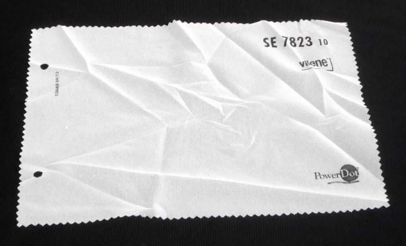 Kettengewirke, sog. Einlagenstoff für die Textilindustrie, Art. SE 7823 Farbe 10 - weiß, Foto siehe Anlage,
- als Meterware; laut Antrag mit einer Breite von 150 cm,
- aus synthetischen Chemiefasern (laut Antrag: 100 % Polyamid),
- keine Elastomergarne oder Kautschukfäden enthaltend,
- mit Schmelzklebepunkten bedruckt,
- kein Samt, Plüsch, Schlingengewirke oder Schlingengestricke.
 
"Kettengewirke, anderes als solche der Positionen 6001 bis 6004, aus synthetischen Chemiefasern, andere als in 
 der Unterposition 6005 35 genannte, bedruckt"