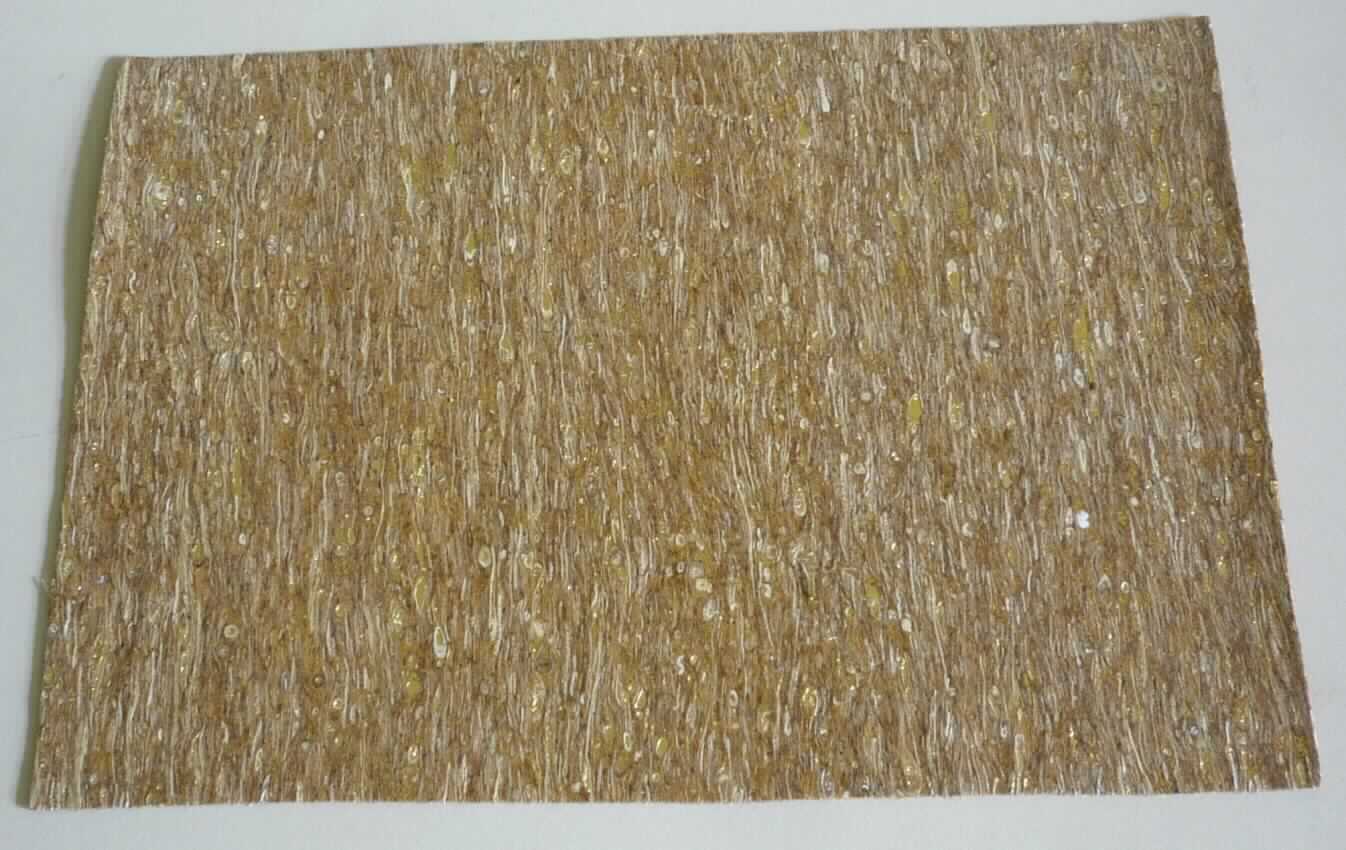 Gewebe, Foto siehe Anlage,
- als Meterware, mit einer Breite laut Antrag von 70 cm,
- laut Untersuchungsergebnis:
-- buntgewebtes Gewebe aus laut Antrag 65 GHT Baumwolle und 35 GHT Polyester (synthetische Chemiefasern),
-- auf der Oberfläche vollständig mit Klebstoff bestrichen und mit einer mit dem bloßen Auge wahrnehmbaren 
   Deckschicht aus Kork und geschnittenen Bastfasern (ohne textile Verarbeitung) versehen,
-- zusätzlich mit metallisierter Farbe bedruckt,
- ohne in den Klebstoff eingebettete Kügelchen.

"Gewebe, bestrichen, anderes als in den Positionen 5901 bis 5906 genannte, ohne in Klebstoff eingebettete 
 Kügelchen"