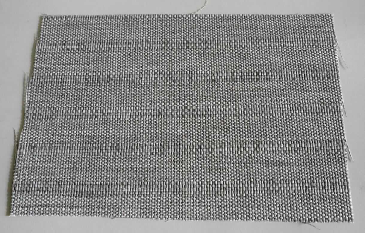 Gewebe, Foto siehe Anlage,
- als Meterware, laut Antrag mit einer Breite von 150 cm,
- laut Untersuchungsergebnis:
-- bedrucktes Gewebe in Leinwandbindung,
-- aus ca. 1-3 mm breiten, gefalteten Streifen aus synthetischer Spinnmasse (laut Antrag: Polypropylen),
- wird laut Antrag als Keilbezug bei Schuhen verwendet.

"Gewebe aus Erzeugnissen der Position 5404, aus Streifen aus Polypropylen, mit einer Breite von weniger als 3 m"
