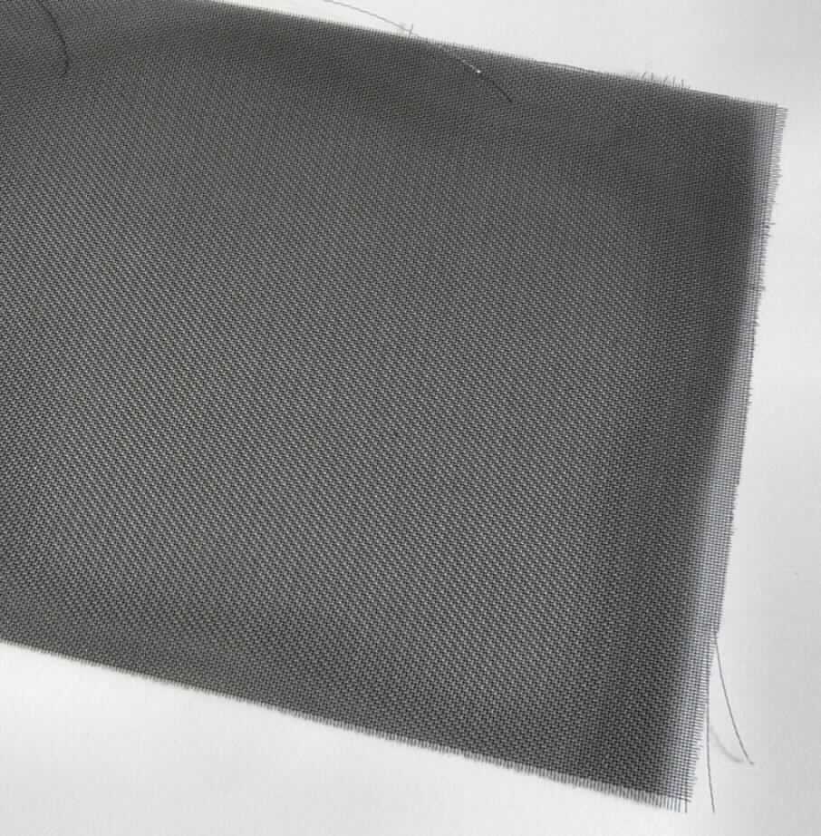 Gewebe, Foto siehe Anlage,
- als Meterware, mit einer Breite von laut Antrag 140 cm,
- laut Untersuchungsergebnis:
-- aus nicht hochfesten Garnen aus synthetischen Monofilen aus laut Antrag Polyamid, mit einer Dicke von 
   ca. 0,1- 0,2 mm (= synthetische Monofile von mehr als 67 dtex; Erzeugnisse der Position 5404),
-- einseitig mit einem nicht mit bloßem Auge wahrnehmbaren, metallisierten Farbaufstrich versehen, 
-- keine Garne der Position 5605,
-- bedruckt,
-- in Leinwandbindung.

"Gewebe aus Erzeugnissen der Position 5404, anderes als in den Unterpositionen 5407 10 bis
 5407 30 genannte, mit einem Anteil an Filamenten aus Polyamiden von mehr als 85 GHT, bedruckt"