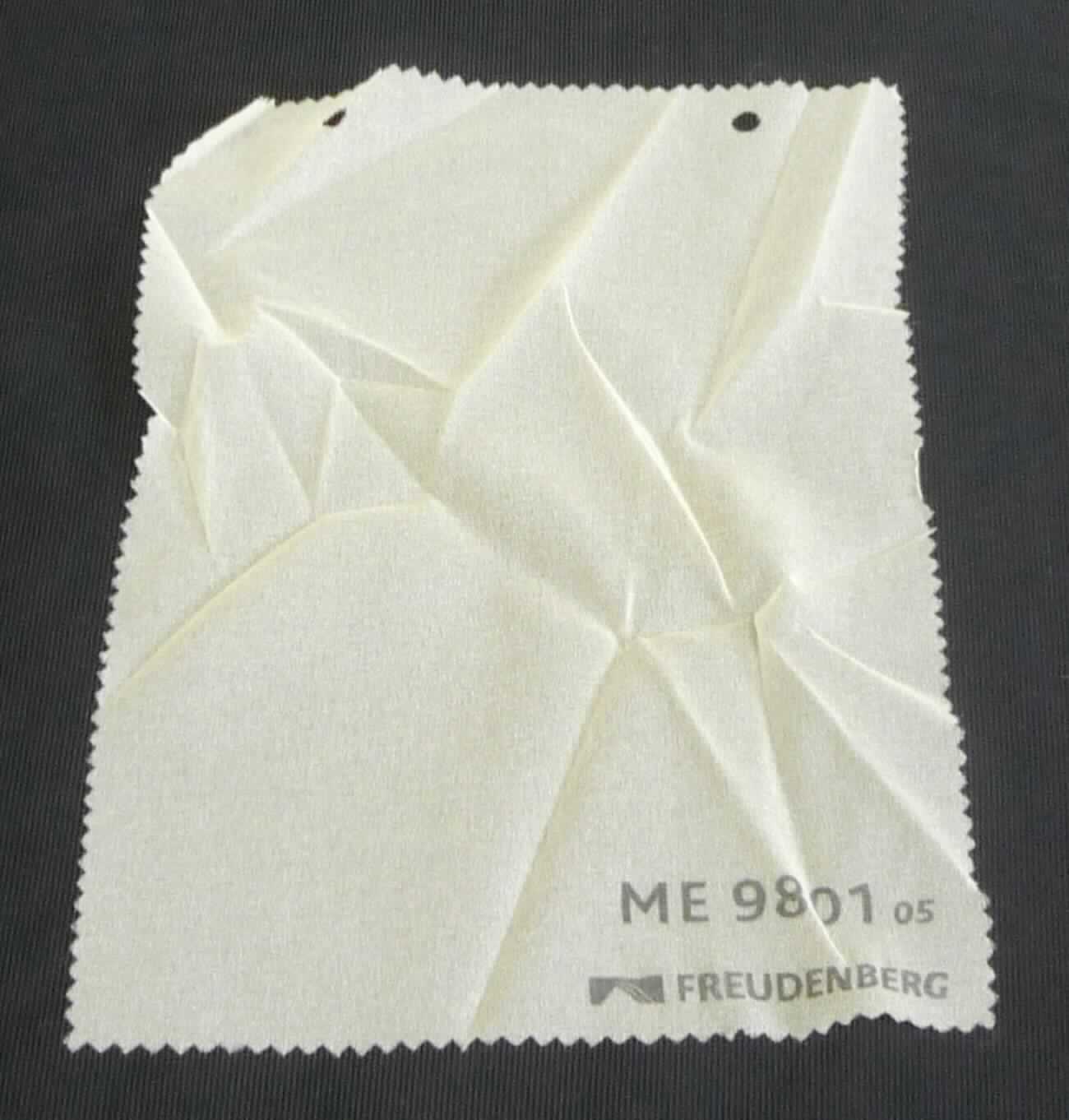 Gewebe, sog. Einlagenstoff für die Textilindustrie, Art. ME 9801 Farbe 05 - haut, Foto siehe Anlage,
- als Meterware; laut Antrag mit einer Breite von 150 cm,
- aus ungezwirnten, nicht hochfesten Garnen aus synthetischen Filamenten (laut Antrag: 100 % Polyamid),
- mit Schmelzklebepunkten bedruckt.

"Gewebe aus Garnen aus synthetischen Filamenten, anderes als in den Unterpositionen 5407 10 bis 5407 30 
 genannte, mit einem Anteil an Filamenten aus Polyamiden von mehr als 85 GHT, bedruckt"