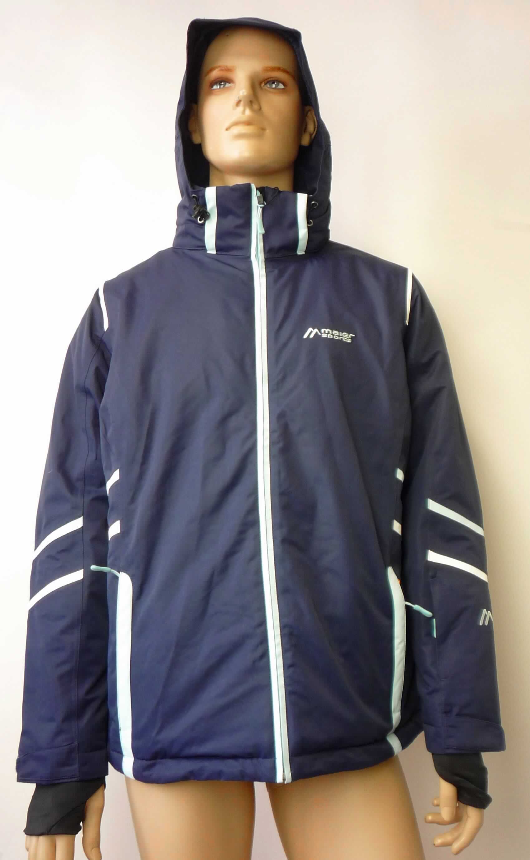 Blouson, sog. Winterjacke, Größe 44, Foto siehe Anlage,
- aus ca. 0,3 mm dicken, einfarbigen, einseitig (Innenseite) mit Kunststoff (kein Zellkunststoff) überzogenen
  Geweben der Position 5903 aus laut Antrag 100 % Polyester (synthetische Chemiefasern),
- durchgehend (wattiert) gefüttert,
- über den Schritt reichend (Rückenlänge: ca. 71 cm),
- mit einer abtrennbaren Kapuze,
- mit einem Stehkragen,
- vorn mit einer durchgehenden Öffnung mit Reißverschluss; am Kragenrand mit einer kurzen Überlappung von 
  links auf rechts (Männerkleidung),
- mit langen Ärmeln, die über den unteren Rand des Kleidungsstücks hinausreichen; an den Ärmelenden mit 
  einem Klettverschlussriegel zu verengen und mit verengenden Einsätzen mit Daumenloch aus Gewirken,
- vorn mit zwei eingesetzten Taschen mit Reißverschluss, am linken Ärmel mit einer eingesetzten Tasche mit
  Reißverschluss,
- mit kontrastfarbenen Streifen verziert,
- am unteren Rand mit einem verengenden Tunnelzug und innen mit einem angesetzten Bund (sog. Schneefang) 
  ausgestattet,
- erfüllt die Merkmale zur Einreihung als Blouson, somit keine Jacke.

"Kleidung (Blouson) aus Erzeugnissen der Position 5903, aus Geweben, für Männer"