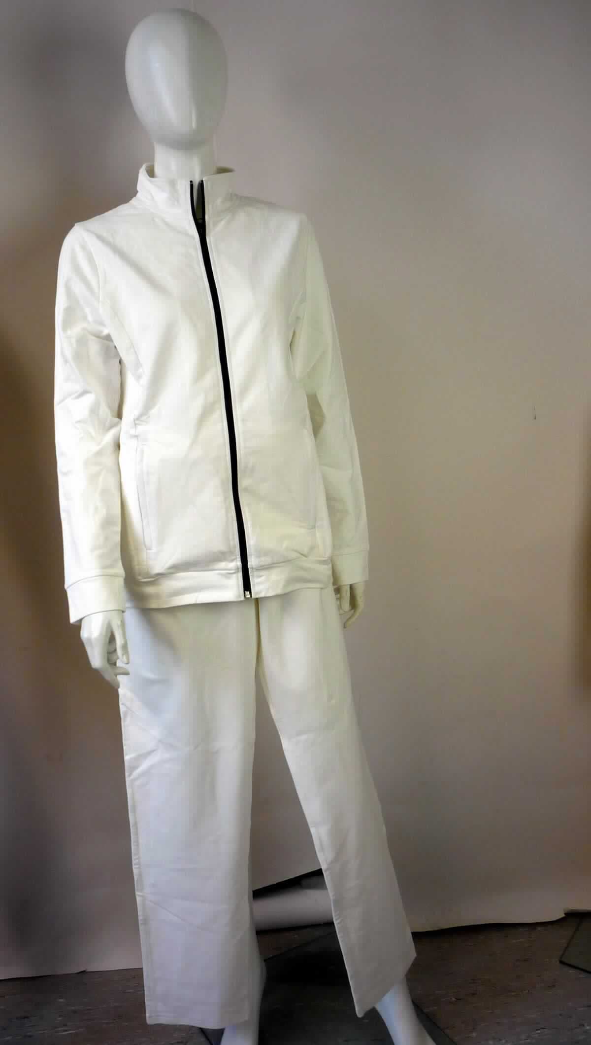 Kombination, sog. D/H Kur-Freizeitanzüge, Modell 20734/0, Größe 36/38, Foto siehe Anlage,
- bestehend aus einem Blouson und einer langen Hose,
- laut Antrag gemeinsam auf einem Kleiderbügel für den Einzelverkauf aufgemacht,
- aus ca. 0,8 mm dicken (leichten), einfarbigen Gewirken aus laut Antrag 60 % Baumwolle, 35 % Polyester
  und 5 % Elasthan (beides synthetische Chemiefasern), 
- vollständig aus ein und demselben Flächenerzeugnis hergestellt,
- aufgrund des verwendeten Flächenerzeugnisses kein Trainingsanzug,
- ohne Hinweise auf den Trägerkreis (unisex),
- Blouson:
-- über die Taille reichend (Rückenlänge: ca. 67 cm), 
-- mit einem Stehkragen, 
-- vorn mit einer durchgehenden Öffnung mit einem bis in die Kragenspitzen reichenden Reißverschluss
   (u. a. somit kein Anzug),
-- mit langen Ärmeln, die über den unteren Rand des Kleidungsstücks hinausreichen, an den Ärmelenden mit 
   angesetzten, verengenden Bündchen,
-- mit zwei eingesetzten Taschen mit Reißverschluss unterhalb der Taille,
-- am unteren Rand mit einem angesetzten, verengenden Bund,
- lange Hose: 
-- in der Taille abschließend; mit einem angesetzten, ca. 5 cm breiten, elastischen Bund mit Kordelzug,
-- ohne Öffnung und ohne Verschluss,
-- mit seitlichen Eingriffstaschen,
-- mit knöchellangen Hosenbeinen,
-- an den Beinabschlüssen durch Umschlagen und Festnähen gesäumt.

"Kombination, aus Gewirken, für Frauen, aus Baumwolle"