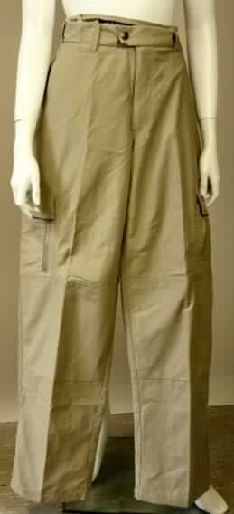 Lange Hose (Arbeitshose), sog. Hose Ultra Light Tactical Pant 86TP05, Größe 36 (Weite) / 34 (Länge), Foto siehe Anlage,
- aus 0,3 mm dicken, einfarbigen, köperbindigen, strapazierfähigen Geweben aus lt. Antrag 
  68 % Baumwolle und 32 % Nylon (synthetische Chemiefasern),  
- in der Taille abschließend mit einem angesetzten, teilweise elastischen Bund mit 
  Gürtelschlaufen; innen mit einem Streifen aus lt. Antrag Silikon ausgestattet, der das 
  Herausrutschen des Hemdes verhindern soll,
- vorn mit einer bis zum Schritt reichenden Öffnung mit Reißverschluss und Patte von links über rechts
  (Männerkleidung), die im Bund mit einem Metallknopf geschlossen wird,
- mit zwei eingesetzten, offenen Taschen und zwei eingesetzten Taschen mit Reißverschluss 
  vorn sowie zwei aufgesetzten, offenen Gesäßtaschen, seitlich mit zwei aufgesetzten Taschen 
  mit Patte und Magnetverschluss sowie seitlichem Reißverschluss, 
- in Kniehöhe innen mit eingesetzten Taschen ausgestattet, die lt. Antrag dem Einschieben
  von Knieschonern dienen,
- mit knöchellangen Hosenbeinen; an den Abschlüssen gesäumt, 
- aufgrund des strapazierfähigen Materials, des zweckbestimmten Zuschnitts (Gestaltung 
  des elastischen Bundes) und der Ausstattung (Kniepolstertasche, rutschhemmender Silikonstreifen) 
  erkennbar dazu bestimmt, ausschließlich oder hauptsächlich zum Schutz der Person und / 
  oder der Kleidung bei der Ausübung einer beruflichen Tätigkeit getragen zu werden.

"Lange Hose (Arbeitskleidung) aus Geweben, für Männer, aus Baumwolle"