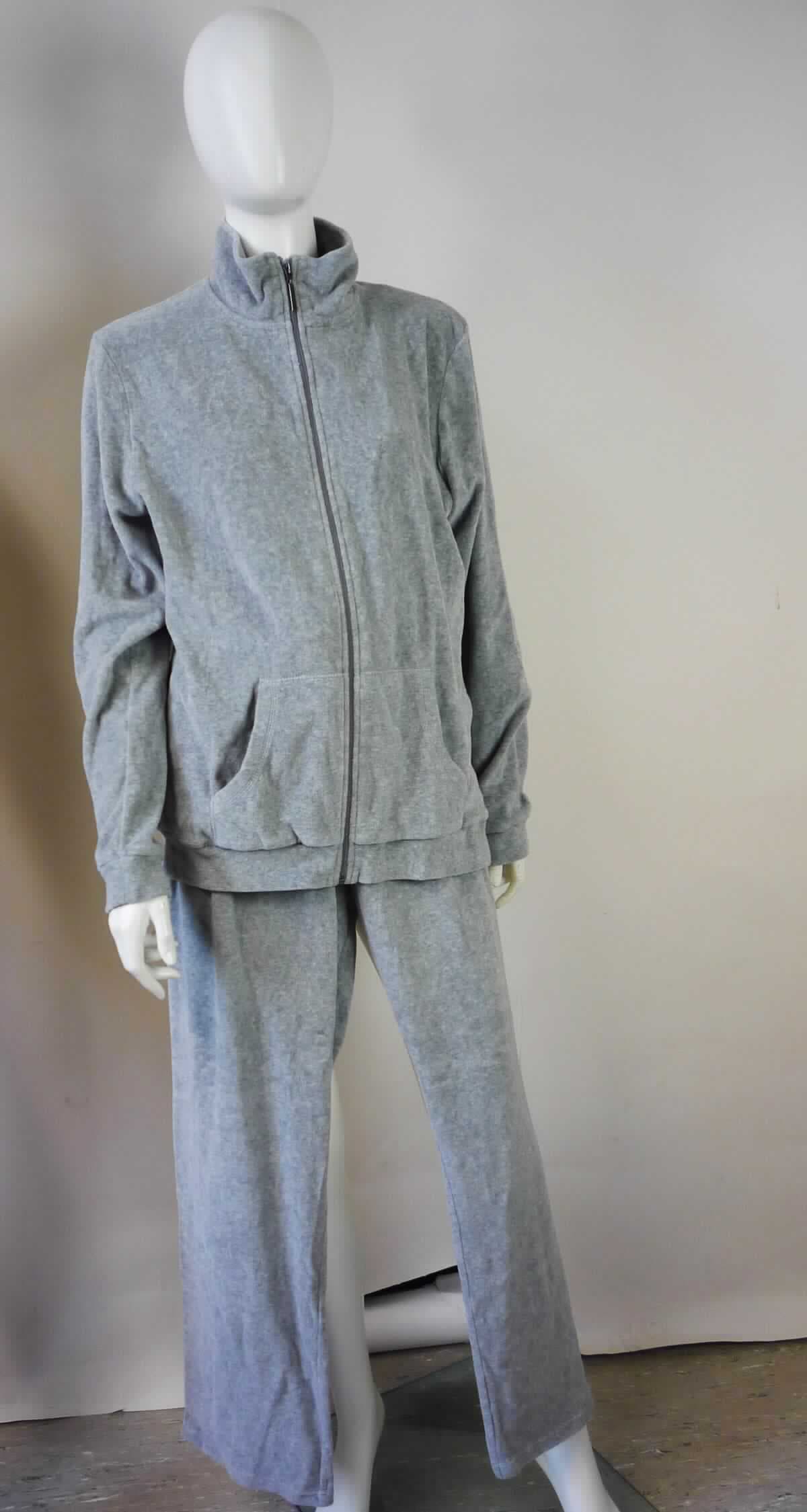 Kombination, bestehend aus einem strickjackenähnlichen Kleidungsstück und einer langen Hose, sog. Damen-Nicki-Anzüge, Modell: 20850, Größe L, Foto siehe Anlage,
- laut Antrag gemeinsam in einem Polybeutel mit Pappeinleger für den Einzelverkauf aufgemacht,
- aus ca. 2,1 mm dicken, buntgewirkten Samtgewirken (melierte Garne) aus laut Antrag 80 % Baumwolle und 
  20 % Polyester (synthetische Chemiefasern); mit einem Flor aus lt. Antrag Baumwolle,
- vollständig aus ein und demselben Flächenerzeugnis hergestellt,
- aufgrund des verwendeten Flächenerzeugnisses (Samtgewirke) kein Trainingsanzug,
- ohne Hinweise auf den Trägerkreis (unisex),
- strickjackenähnliches Kleidungsstück:
-- über die Taille reichend (Rückenlänge: ca. 69 cm), 
-- mit einem Stehkragen, 
-- vorn mit einer durchgehenden Öffnung mit einem bis in die Kragenspitzen reichenden Reißverschluss, 
-- mit langen Ärmeln, an den Ärmelenden mit angesetzten, verengenden Bündchen,
-- mit zwei aufgesetzten, offenen Taschen (sog. Kängurutaschen) unterhalb der Taille,
-- am unteren Rand mit einem angesetzten, nicht verengenden Bund,
- lange Hose: 
-- in der Taille abschließend; mit einem ca. 5,5 cm breiten, elastischen Bund mit Kordelzug,
-- ohne Öffnung und ohne Verschluss,
-- mit knöchellangen Hosenbeinen,
-- an den Beinabschlüssen durch Umschlagen und Festnähen gesäumt.

"Kombination, aus Gewirken, für Frauen, aus Baumwolle"