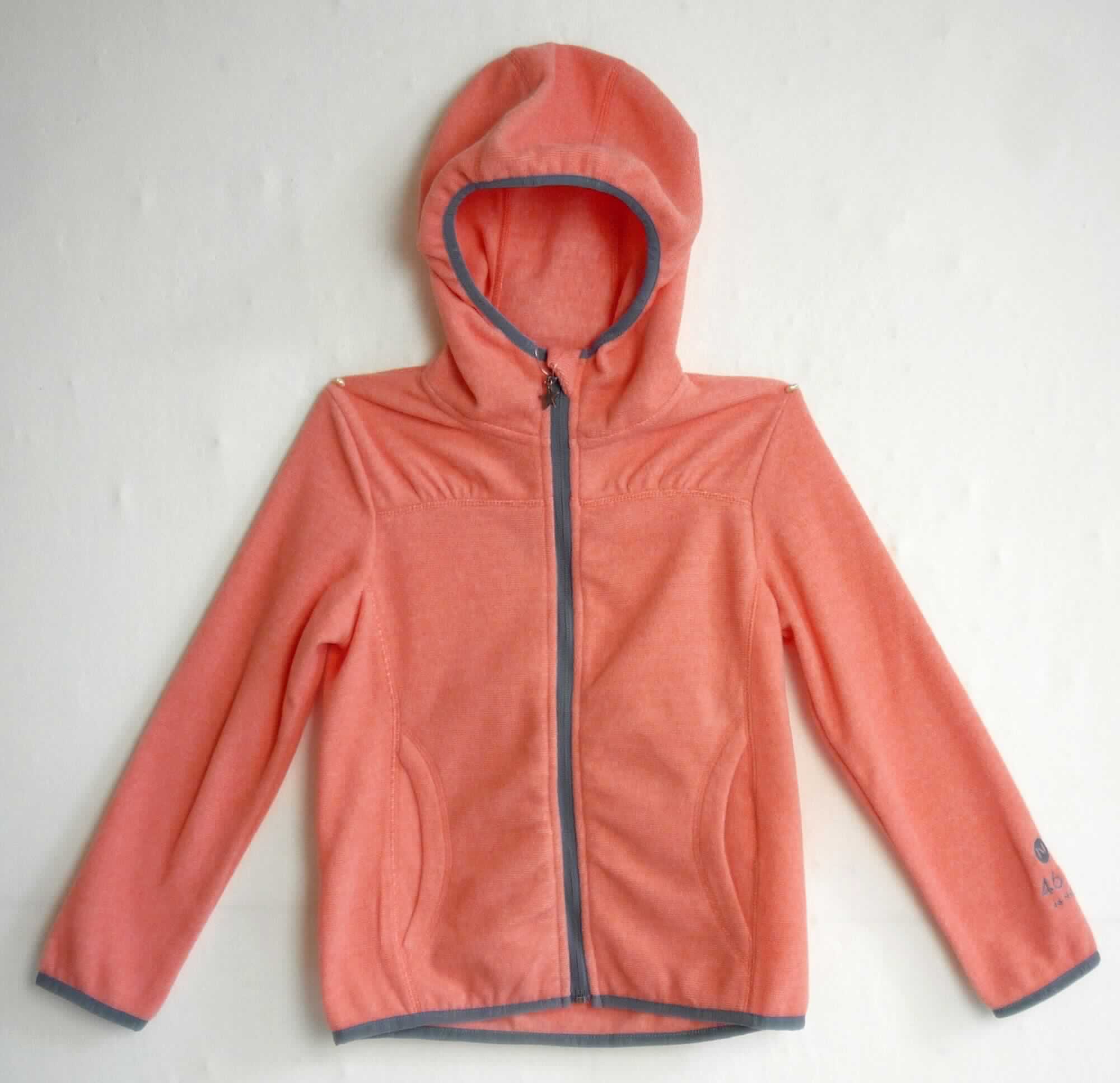 Blouson, sog. Strickjacke, Größe 128, Foto siehe Anlage,
- aus ca. 2,1 mm dicken, beidseitig gerauten, buntgewirkten Gewirken (melierte Garne; sog. Fleece) aus laut
  Antrag 100 % Polyester,
- über die Taille reichend (Rückenlänge: ca. 47 cm),
- ungefüttert,
- mit einer angesetzten Kapuze,
- vorn mit einer durchgehenden Öffnung mit einem bis in die Kragenspitzen reichenden Reißverschluss, am 
  Kragenrand mit einer kurzen Überlappung von links auf rechts (Knabenkleidung),
- mit langen Ärmeln, die über den unteren Rand des Kleidungsstücks hinausreichen; an den Ärmelenden 
  mit einem verengenden Abschluss,
- mit zwei eingesetzten, offenen Taschen unterhalb der Taille,
- am unteren Rand mit einem verengenden Abschluss, 
- erfüllt die Merkmale zur Einreihung als Blouson, somit keine Jacke.

"Blouson, aus Gewirken, für Knaben, aus Chemiefasern"