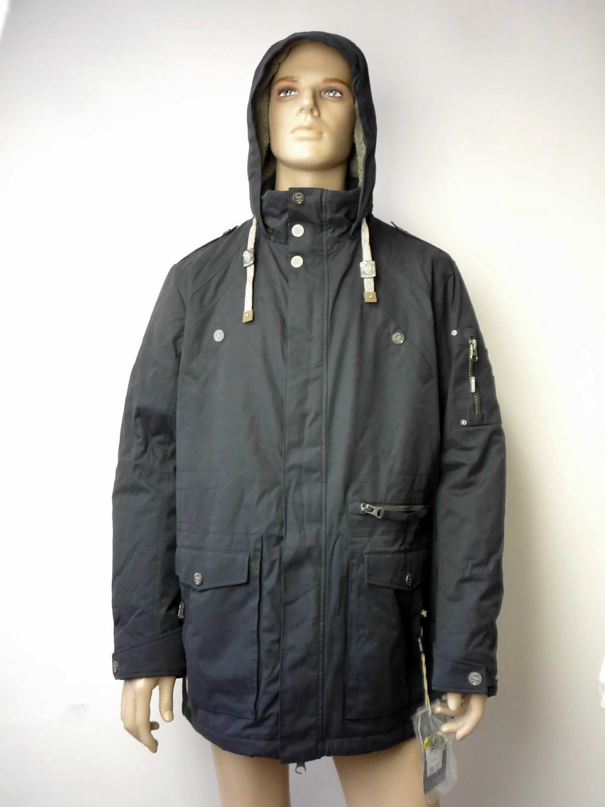 Blouson, sog. Winterjacke, Größe L, Foto siehe Anlage,
- aus ca. 0,3 mm dicken, einfarbigen, einseitig (Innenseite) mit Kunststoff (kein Zellkunststoff) überzogenen
  Geweben der Position 5903 aus laut Antrag 100 % Polyester (synthetische Chemiefasern),
- durchgehend (wattiert) gefüttert,
- über den Schritt reichend (Rückenlänge: ca. 86 cm),
- mit einer angesetzten Kapuze mit Tunnelzug,
- mit einem Stehkragen,
- vorn mit einer durchgehenden Öffnung mit Reißverschluss; am Kragenrand mit einer kurzen Überlappung von 
  rechts auf links, die von einer durchgehenden Patte mit Überlappung von links auf rechts (Männerkleidung)
  mit Druckknopfverschluss verdeckt wird,
- mit langen Ärmeln, die über den unteren Rand des Kleidungsstücks hinausreichen; an den Ärmelenden mit 
  einem Klettverschlussriegel zu verengen,
- vorn mit zwei eingesetzten Brusttaschen mit Druckknopfverschluss und einer eingesetzten Tasche mit
  Reißverschluss sowie zwei aufgesetzten Taschen mit Patte mit Druckknopfverschluss unterhalb der Taille; auf 
  dem linken Oberarm mit einer eingesetzten Tasche mit Reißverschluss,
- am unteren Rand mit einem verengenden Tunnelzug ausgestattet,
- erfüllt die Merkmale zur Einreihung als Blouson, somit keine Jacke.

"Kleidung (Blouson) aus Erzeugnissen der Position 5903, aus Geweben, für Männer"