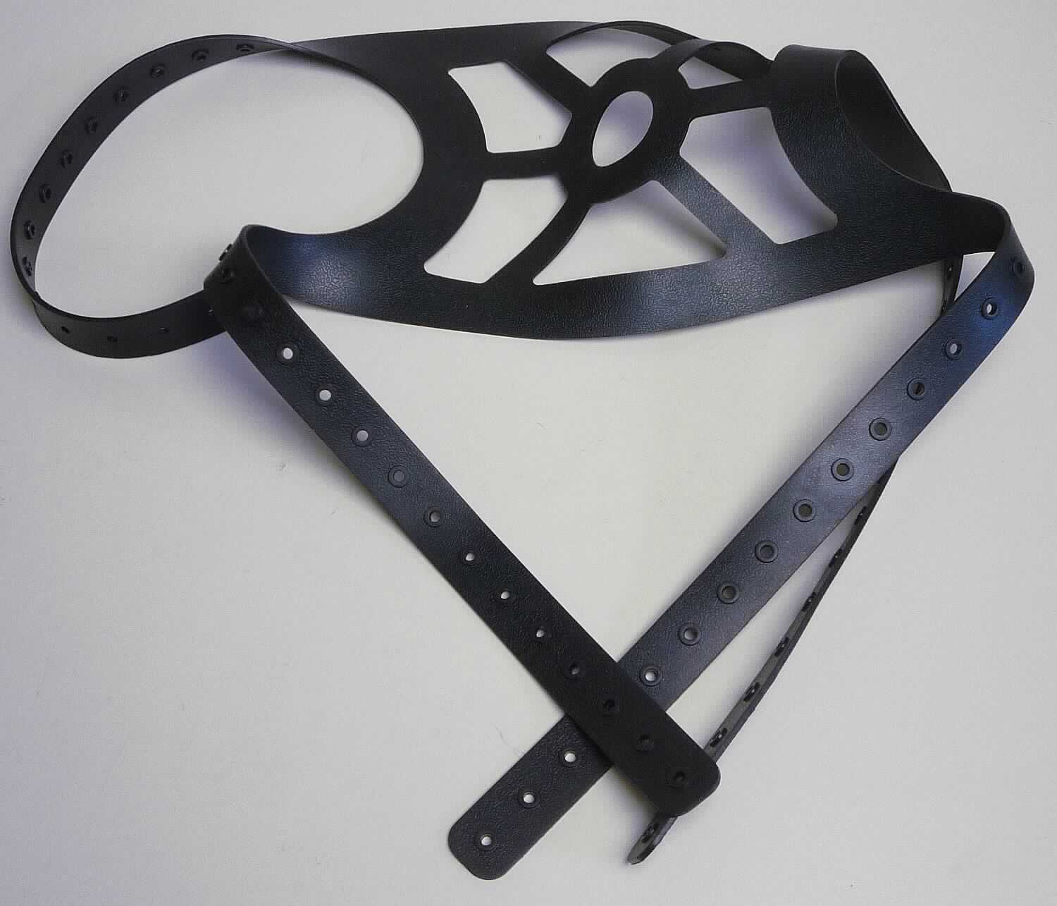 Sog. Kopfgurt zur Fixierung von Anästhesiemasken, REF 43.001.09.103, bestehend aus einer speziellen, symmetrischen, elastischen Maskenbänderung aus Gummi (lt. Antragstellerin). An den vier Enden ist sie mit jeweils 15 Löchern zur Einstellung einer individuellen Länge versehen. Das mittlere, netzartige Teil wird an den Hinterkopf angelegt.
Äußeren Form: siehe Abbildung in Anlage.
Die Ware ist geeignet zum Befestigen verschiedener Maskentypen am Kopf eines Patienten, wie Masken zur künstlichen Maskenbeatmung und Narkoseeinleitung (Anästhesiemaske - Position 9018) oder zur Beatmung mit einem Handbeatmungsbeutel (Beatmungsmaske - Position 9019).

Die Bänderung stellt sich als erkennbares Teil von Waren verschiedener Positionen des Kapitels 90 dar, daher ist sie gemäß Anmerkung 2 c) zu Kapitel 90 in die Position 9033 einzureihen.

Die Ware, welche in einem PE-Beutel verpackt ist, wird als "Teil (in Kapitel 90 anderweit weder genannt noch inbegriffen) für Apparate und Geräte des Kapitels 90" eingereiht.