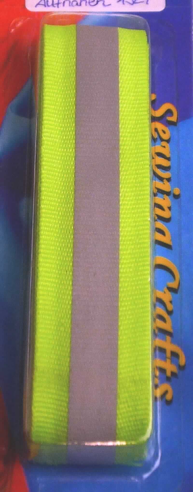 Band, sog. reflektierendes Band zum Aufnähen, Art.-Nr. 1329, Foto siehe Anlage,
- als Meterware auf einer Pappkarte aufgewickelt und in einer Blisterpackung verpackt,
- laut Antrag mit einer Länge von 2 m und einer Breite von 2,5 cm,
- aus einfarbigen Geweben aus laut Antrag 100 % Polyester (synthetische Chemiefasern); mit einem reflektierenden
  Streifen bedruckt,
- mit echten Webkanten an beiden Längsseiten, 
- kein Samt, Plüsch, Chenille- oder Schlingengewebe,
- keine Elastomergarne oder Kautschukfäden enthaltend,
- an den Schmalseiten lediglich geschnitten (nicht konfektioniert; somit keine Ware der Position 6307).

"Band, keine Ware der Position 5807, anderes als in den Unterpositionen 5806 10 und 5806 20 genannte, 
 aus Chemiefasern, mit echten Webkanten"