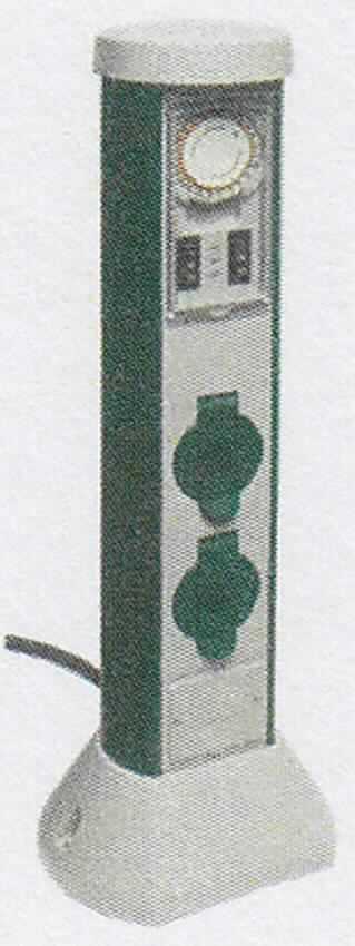 Es handelt sich um eine Warenzusammenstellung in Aufmachung für den Einzelverkauf, sog. "GreenCraft Zeitschaltuhr mit 2-fach Steckdose" (Art.: 0068206261), bestehend aus einer Zeitschaltuhr (charakterbestimmender Bestandteil aufgrund der Bedeutunf für die Verwendung), einem Erdspieß aus Kunststoff und einem Adapter für eine Einschlaghülse.

Die säulenartige, ca. 500 mm hohe Zeitschaltuhr stellt einen Zeitschalter mit Uhrwerk, spritzwassergeschützt, mit zwei schaltbaren Steckdosen mit Klappdeckel und einem Anschlusskabel mit Stecker dar. Die über den Steckdosen befindliche, mit einem transparenten, hochklappbaren Deckel versehene Zeitschaltuhr besitzt einen Drehkranz mit 24-Stunden-Einteilung (kleinster Abstand 15 Minuten) und Kipphebel. Die Schaltleistung beträgt maximal 3500 W, 16 A.

Die Zeitschaltuhr kann als Alternative zum angeschraubten Sockel mit dem beiliegenden Erdspieß oder mithilfe des Adapters mit einer Einschlaghülse befestigt werden.

Mit der Zeitschaltuhr werden die an die Steckdosen angeschlossenen elektrischen Geräte nach vorprogrammierter Zeit ein- bzw. ausgeschaltet.

Das Set ist für den Einzelverkauf aufgemacht. 

Die Warenzusammenstellung ist als "Zeitschalter, mit Uhrwerk, nicht für bestimmte Luftfahrzeuge" einzureihen.