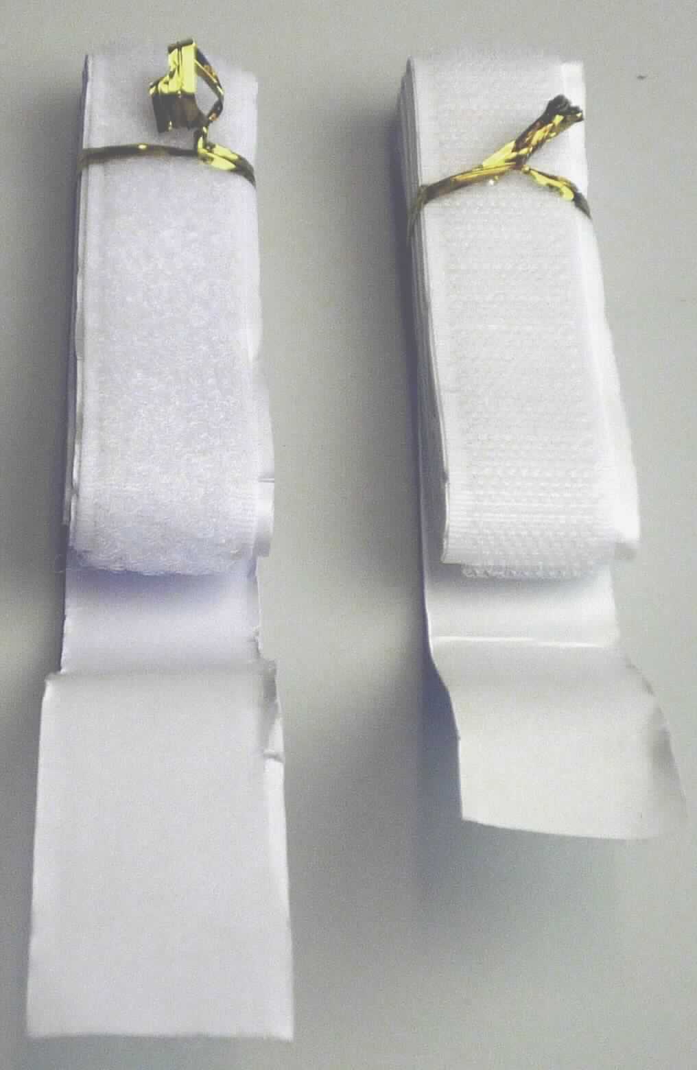 Bänder, sog. Klettband, Foto siehe Anlage,
- laut Antrag in einer Blisterpackung verpackt,
- laut Antrag jeweils mit einer Breite von 2 cm und einer Länge von 60 cm,
- bestehend aus einem rückseitig mit einem selbstklebenden Streifen und einem Abdeckpapier versehenen 
  Hakenband (Samtgewebe mit Flor) und einem Flauschband (Schlingengewebe mit Flor), beide aus laut Antrag 
  synthetischen Chemiefasern,
- mit einer echten und einer unechten Webkante (Flauschband) bzw. mit unechten Webkanten an beiden 
  Längsseiten (Hakenband),
- an den Schmalseiten lediglich geschnitten (nicht konfektioniert),
- aufgrund der Beschaffenheit (Samt- bzw. Schlingengewebe) keine Waren der Unterposition 5806 3290.

"Bänder, keine Waren der Position 5807, aus Samt bzw. aus Schlingengewebe nach Art der Frottiergewebe, 
 aus Chemiefasern"