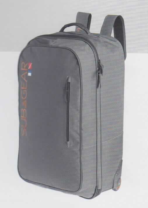 Reisekoffer, sog. Rollenrucksack Eco Pack Duo, Abbildung siehe Anlage, 
- mit einer Außenseite aus Spinnstoffen, 
- am Boden mit zwei Rollen aus Kunststoff und an der Rückseite mit zwei Kunststoffschienen zum Schutz 
  ausgestattet,
- - im Bereich der Rollen mit einer Verstärkung aus Kunststoff versehen, 
- mit einem Tragegriff auf der Längs- und auf der Schmalseite, 
- an der Rückseite in einem Reißverschlussfach mit zwei gepolsterten und verstellbaren Rückentragegurten (die 
  Ware stellt sich jedoch aufgrund der Gesamtbeschaffenheit nicht als Rucksack dar), 
- mit einer formstabil gearbeiteten Rückseite und Bodenfläche, 
- auf der Vorderseite mit einem integrierten Reißverschlussfach ausgestattet, 
- mit einem Hauptfach mit einem an drei Seiten umlaufenden Doppelreißverschluss zu öffnen, 
- innen mit zwei Reißverschlusseinsteckfächern, einem Reißverschlussnetzfach und Haltegurten mit Schnappver- 
  schlüssen ausgestattet, gefüttert, 
- mit den Abmessungen von ca. 45 (B) x 80 (H) x 38 (T) cm, 
- keine Hinweise auf Handarbeit,

"Reisekoffer, mit Außenseite aus Spinnstoffen, nicht handgearbeitet"