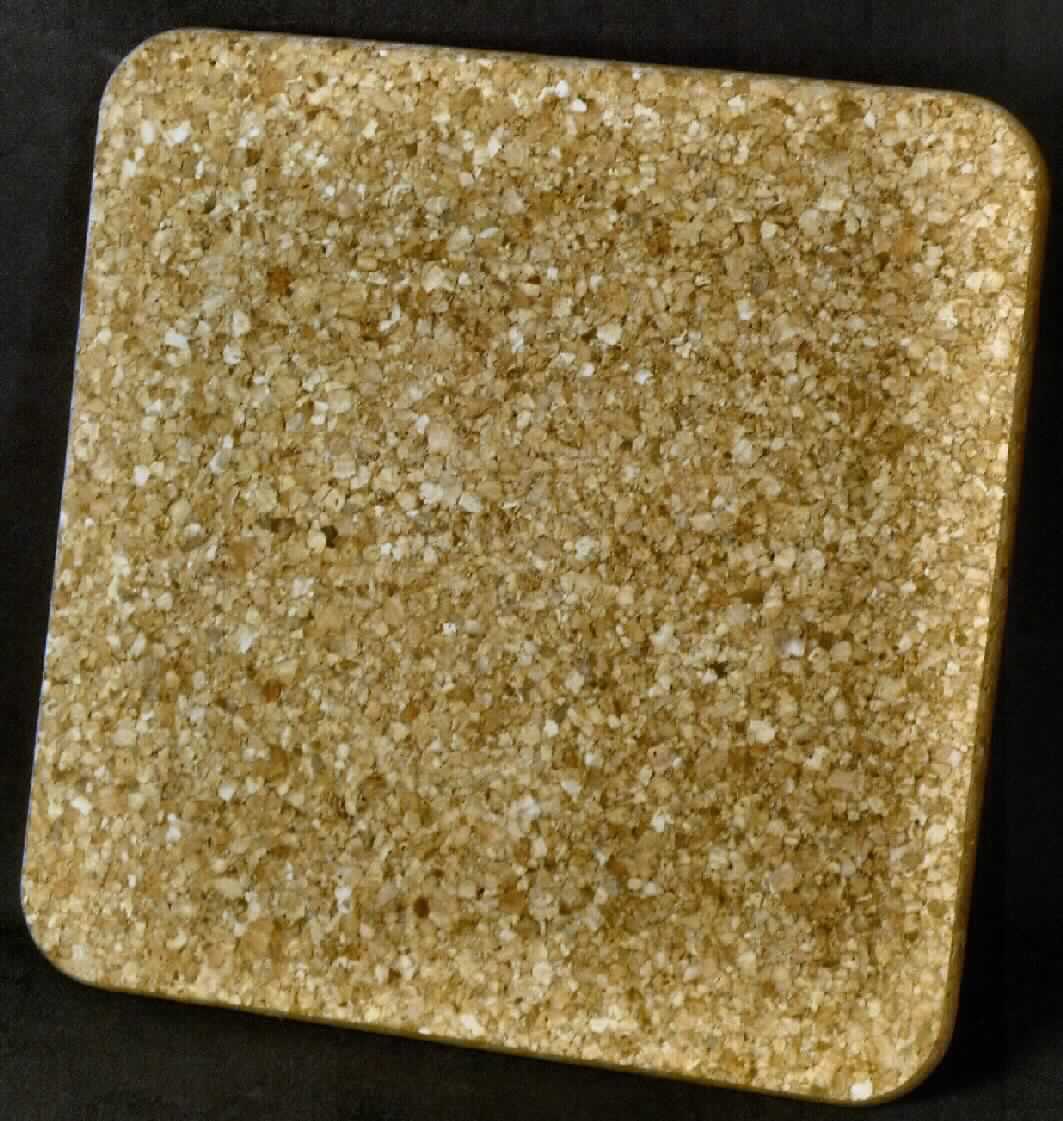 Nach den Antragsangaben und der vorliegenden Warenprobe handelt sich um einen Untersetzer aus Presskork in quadratischer Form (Abmessungen ca. 195 x 195 x 10 mm). Der Untersetzer ist mit abgerundeten Ecken gearbeitet. Derartige Waren werden zum Schutz der Tischoberfläche als Untersetzer für Töpfe, Schüsseln o. ä. verwendet.

Zolltarifrechtlich handelt es sich um "Waren aus Presskork, andere als Würfel, Quader, Platten, Blätter und Streifen; Fliesen in beliebiger Form; massive Zylinder, einschließlich Scheiben, andere als Stopfen, andere als Dichtungen für zivile Luftfahrzeuge".