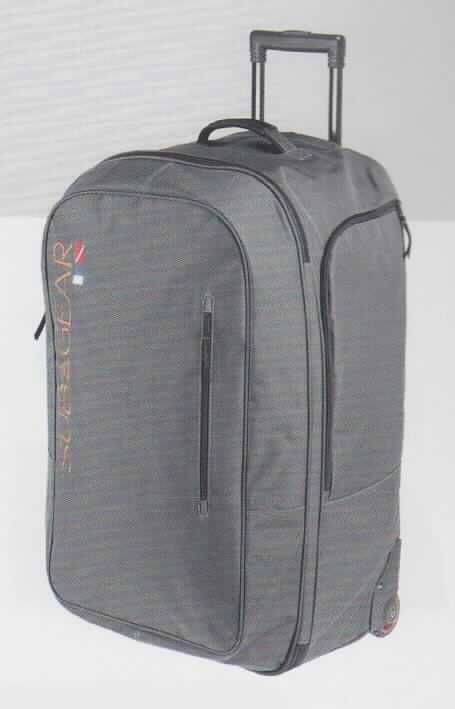 Reisekoffer (Trolley), sog. Rollenrucksack XP Pack Duo, Abbildung siehe Anlage, 
- mit einer Außenseite aus Spinnstoffen, 
- mit einem ausziehbaren Griff zum Ziehen des Koffers auf zwei Rollen (Trolleyfunktion), im Bereich der Rollen mit 
  einer Verstärkung und einem Standfuß aus Kunststoff versehen, 
- an der Rückseite mit zwei Kunststoffschienen zum Schutz ausgestattet, 
- mit je einem Tragegriff auf der Längs- und auf der Schmalseite, 
- mit einer formstabil gearbeiteten Rückseite (ohne Rückentragegurte),
- auf der Vorderseite und jeweils auf den Seiten mit einem integrierten Reißverschlussfach ausgestattet, 
- mit einem Hauptfach mit einem an drei Seiten umlaufenden Doppelreißverschluss zu öffnen, 
- innen mit zwei Reißverschlusseinsteckfächern, einem Reißverschlussnetzfach und Haltegurten mit Schnappver- 
  schlüssen ausgestattet, gefüttert, 
- mit den Abmessungen von ca. 48 (B) x 80 (H) x 38 (T) cm, 
- keine Hinweise auf Handarbeit. 

"Reisekoffer, mit Außenseite aus Spinnstoffen, nicht handgearbeitet"